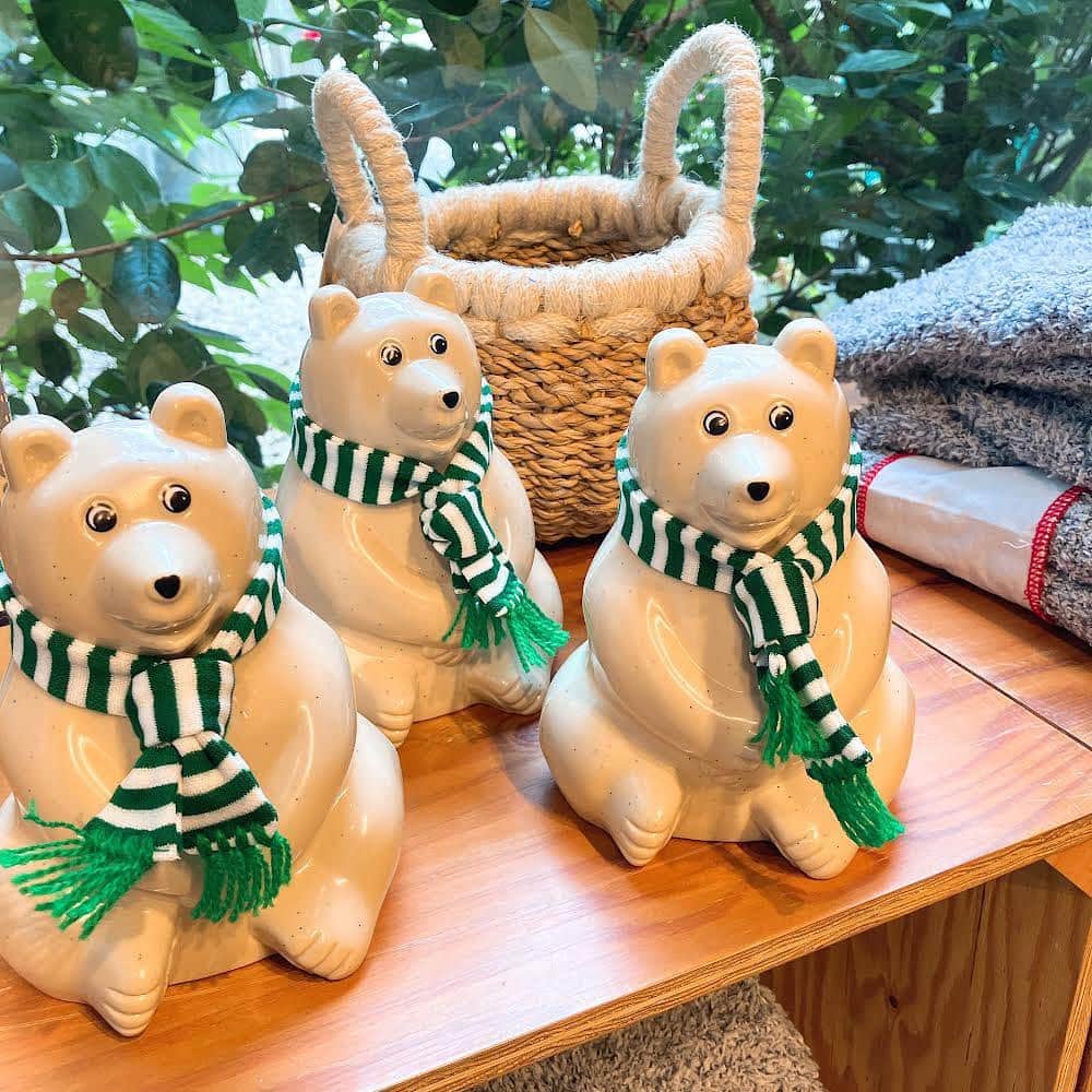 GEORGE'Sのインスタグラム：「今だけマフラーのおまけ付き！今年はグリーン💚   毎年人気の白くま貯金箱は、フィンランドの銀行でノベルティとして配られていた貯金箱を復刻生産したノスタルジックなアイテム。 愛くるしい表情とフォルムで、インテリアにはもちろんギフトにもおすすめです。  #georges #ジョージズ」