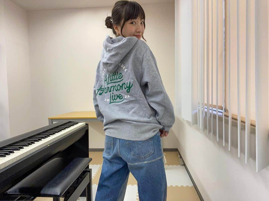 有安杏果さんのインスタグラム写真 - (有安杏果Instagram)「♪ ⁡ いよいよもうすぐスタートする弾き語りツアー 『A Little Harmony Live』のグッズを紹介します🙌 Tシャツは私のお気に入りカラーの2色でカーキとバーガンディ♪ ⁡ あとライブでは欠かせないタオル🎃 色めちゃくちゃ可愛いです🧡🤎 ⁡ 続いて、これからの季節には欠かせないフーディー(フード付きのパーカー)☃️ 使いやすい万能カラーにしました♪ ⁡ そして皆さんからリクエストが多かったラババン！ 色は今までにない季節イベント感満載に仕上げてみました🎄🍂 ⁡ あと今年の夏ツアーの時に嬉しくも大好評だったタンブラーの色違いを作りました☕️ 落ち着いた優しい色味のカーキです☘️ ⁡ そしてそしてこれは個人的にあったら良いなぁーと思って作ったスマホショルダー👜📱 ちょっとしたお出かけの時やリュックの時などにあったら便利だと思います😉 ⁡ ラストはついに私も時代に乗って作ってみたアクリルスタンド❣️ 少し照れながらも4種類の衣装を着て撮りました🙈 ⁡ ということで全12公演3ヶ月たっぷり楽しめるようにグッズも私のお気に入りを詰め込みました🥰 もちろんそれに負けないくらいライブもぎゅーぎゅーに詰め込んでます🐄🤍 皆さんに会えるのをめちゃくちゃ楽しみにしてます🎶 よろしくお願いします！ ⁡ #acoustictour #piano #guitar #弾き語り #alittleharmony #リルハー #グッズ #パンプキンイエロー #ピスタチオ #クリスマス」10月13日 18時00分 - ariyasu_momoka_official