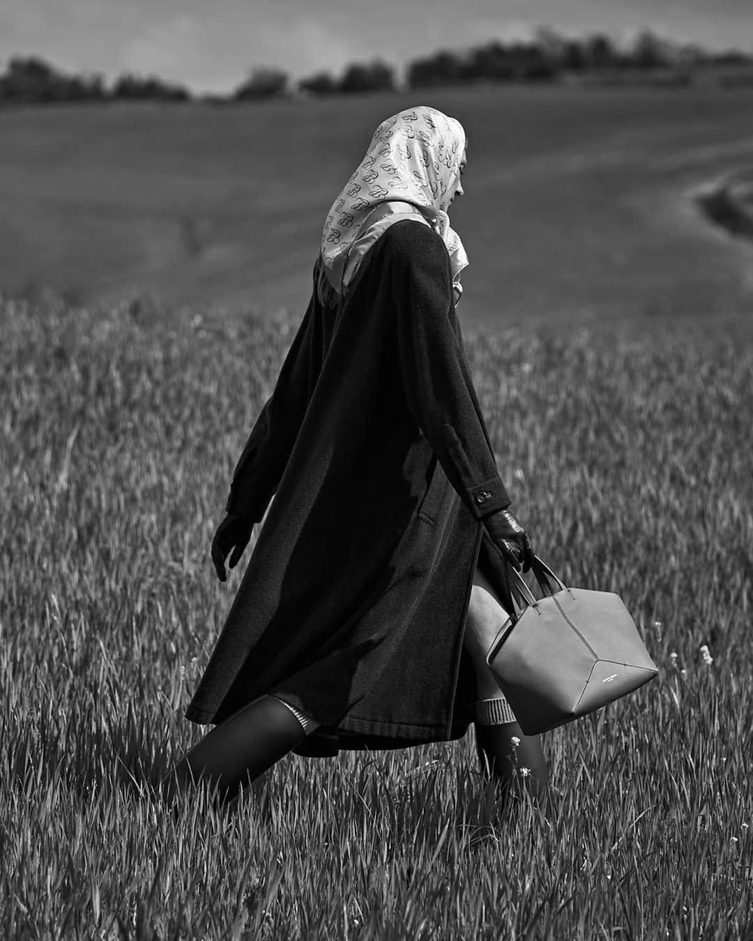 ジャンニキアリーニのインスタグラム：「Ambra bag tastes of lightness and freedom thanks to its country-chic style, enhanced by the simplicity and purity of the silk grain leather that gives a soft touch to the autumn.  #giannichiarini #gc #ジャンニキアリーニ #FW23」