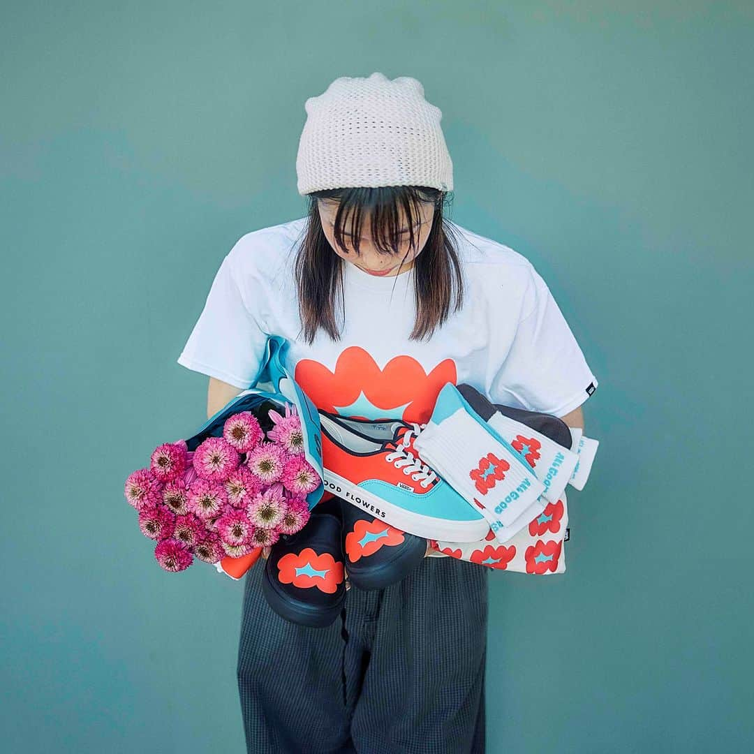 ABC-MART Grand Stageさんのインスタグラム写真 - (ABC-MART Grand StageInstagram)「・ ＜10.14Release ＞  ""VANS × ALL GOOD FLOWERS""  VANSとお花のセレクトショップALL GOOD FLOWERSとコラボーレションした、フットウェアとアパレル・アクセサリーのコレクションが10月14日(土)より発売。  VansブランドのオリジナルフットウェアであるAuthenticをベースに、ALL GOOD FLOWERSらしい今回のコレクションのキーとなるカラーパターンを落とし込んだ、両ブランドのアイデンティティが綺麗に融合した本コラボレーションを象徴する１足。  オールブラックのカラーリングに本コラボオリジナルのロゴがプリントされたSlip-Onは、撥水コーティングを施したアッパーと防滑性に優れたリーバスワッフルソールを採用した、雨や水、汚れに強い仕様に。 お庭やお花作業はもちろん、突然の雨や、公園などの土にある場所でも気兼ねなく履くことができます。  Tシャツ、ソックス、サコッシュからなるアパレル＆アクセサリーのラインナップも同時展開され、Head to Toeでも、スタイリングの一部にでもコレクションを楽しめる。  商品詳細、販売店舗に関しては下記特設ページをチェック  https://gs.abc-mart.net/feature/21785/  ※ABC-MART GRANDSTAGE ONLINE STOREは10/16発売となります。   #abcgs  #vans  #vansjapan  #allgoodflowers   ＠vansjapan @allgoodflowers」10月13日 18時03分 - abcmart_grandstage