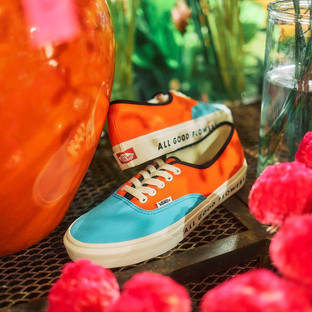 ABC-MART Grand Stageさんのインスタグラム写真 - (ABC-MART Grand StageInstagram)「・ ＜10.14Release ＞  ""VANS × ALL GOOD FLOWERS""  VANSとお花のセレクトショップALL GOOD FLOWERSとコラボーレションした、フットウェアとアパレル・アクセサリーのコレクションが10月14日(土)より発売。  VansブランドのオリジナルフットウェアであるAuthenticをベースに、ALL GOOD FLOWERSらしい今回のコレクションのキーとなるカラーパターンを落とし込んだ、両ブランドのアイデンティティが綺麗に融合した本コラボレーションを象徴する１足。  オールブラックのカラーリングに本コラボオリジナルのロゴがプリントされたSlip-Onは、撥水コーティングを施したアッパーと防滑性に優れたリーバスワッフルソールを採用した、雨や水、汚れに強い仕様に。 お庭やお花作業はもちろん、突然の雨や、公園などの土にある場所でも気兼ねなく履くことができます。  Tシャツ、ソックス、サコッシュからなるアパレル＆アクセサリーのラインナップも同時展開され、Head to Toeでも、スタイリングの一部にでもコレクションを楽しめる。  商品詳細、販売店舗に関しては下記特設ページをチェック  https://gs.abc-mart.net/feature/21785/  ※ABC-MART GRANDSTAGE ONLINE STOREは10/16発売となります。   #abcgs  #vans  #vansjapan  #allgoodflowers   ＠vansjapan @allgoodflowers」10月13日 18時03分 - abcmart_grandstage