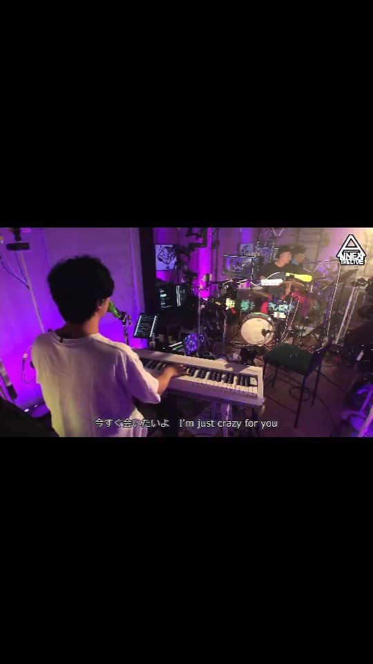 磯貝サイモンのインスタグラム：「先日はオンラインライブ「Drummers File」でした！林兄弟の兄・林久悦さんをお招きしてのコラボ。セトリは全て兄チョイス！夏のゆずツアー「Rita」以来の共演でした。かつての寺岡呼人さんのツアーの頃の思い出話も交えつつ、ロック魂溢れるドラムをありがとうございました！アーカイブでもまだまだ楽しめます♪  次回オンラインライブは明日10/14！KANさんから譲り受けたピアノ、YAMAHA CP-80で歌う夜です。お楽しみに！  チケットはZAIKOへ☆ https://simon.zaiko.io/」