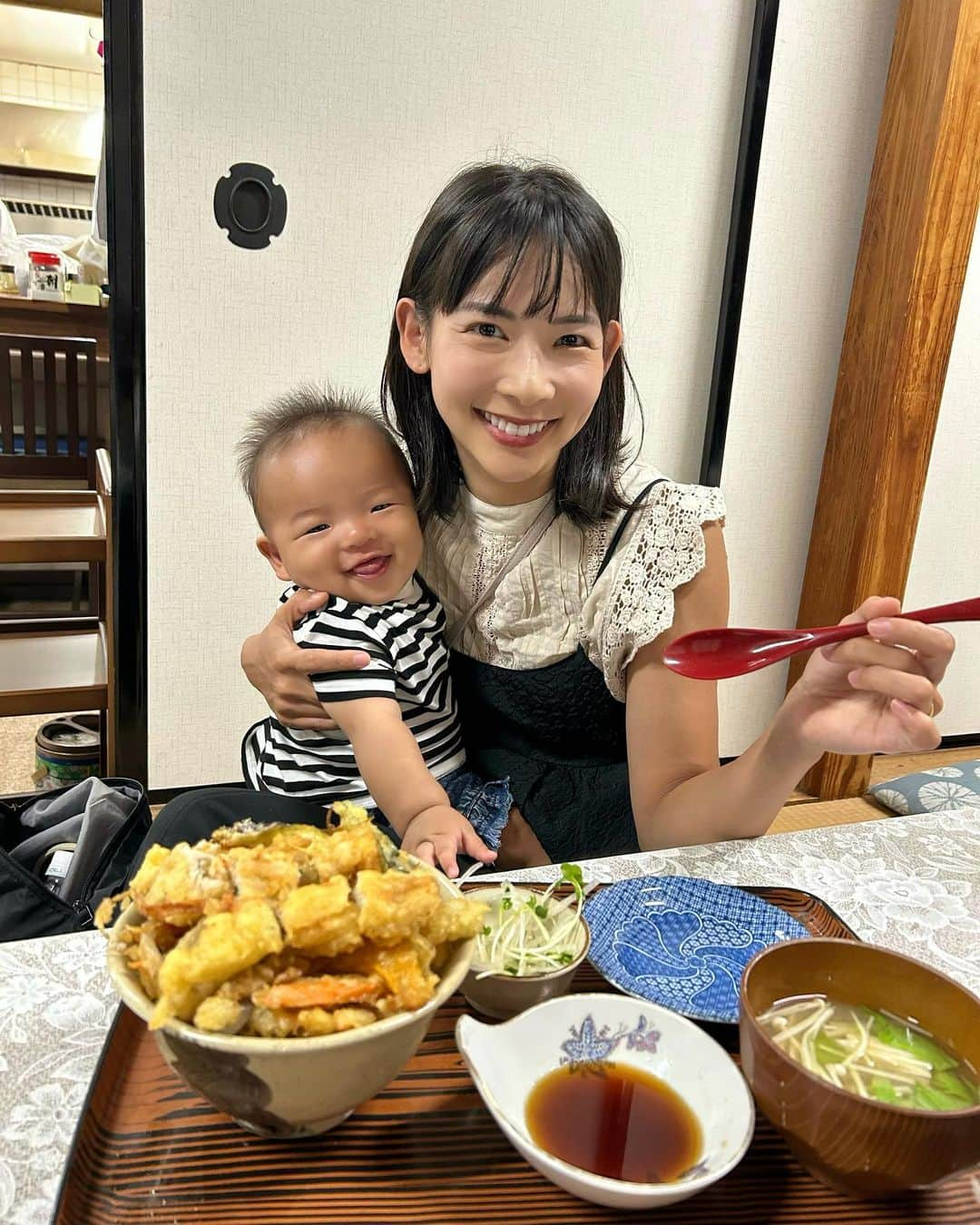 阪本智子のインスタグラム：「🍽️♡  釣り後の穴子丼と穴子天丼！ モリモリ食べました😋  子連れだと座敷がほんと楽だな😂🙏  #釣りご飯 #穴子丼 #兄弟ママ #子連れごはん #阪本智子」