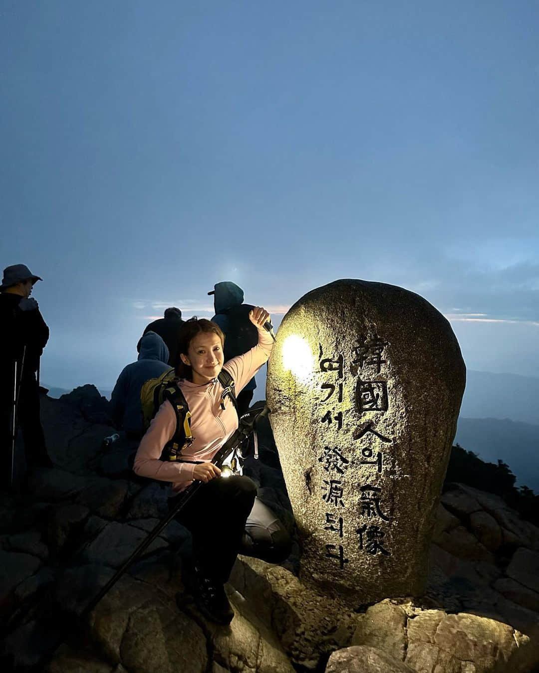 イ・シヨンのインスタグラム：「⛰️ 두다리를 잃고 천왕봉을 얻었다😇😇😇 그토록 오고 싶어 했던 지리산에 이토록 사랑하는 사람들과 함께라니..❤️ 살아갈 힘을 또 얻었다🙏🏻 감사합니다 #땀나는티비 #링크타고같이가요🚩」