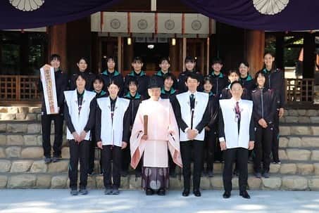 小川愛里奈のインスタグラム：「・ 必勝祈願🌟 開幕まであと8日!!  #廣田神社⛩️  #秋晴れの空の下で🌿🍁🍀 #✊✊」