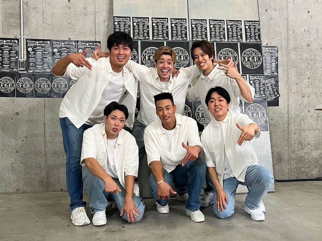 しゅんしゅんクリニックPさんのインスタグラム写真 - (しゅんしゅんクリニックPInstagram)「・ 【フジ芸人ロックフェスティバル2023】ダンサーで出演させていただきました！サプライズゲストに関口メンディーさん！まさかダンサー人生の中でメンディーさんと一緒に踊れる日が来るとは！🥹  FANYやFODで見逃し配信が期間限定でありますので是非見てください！🙌🏻  #芸人ロックフェス #かみちぃ #タクトOK #めくる君 #100歳のおじいちゃんのあしなっす #関口メンディー さん #曲はJungKooKのSeven #メンディーさん登場の時の歓声でどうせうちらのことは誰も見てないんだなと思い緊張ほぐれた #メイクして貰ったらトレンディ俳優感 #しゅんしゅんクリニックP」10月13日 18時06分 - shun.miyamoto