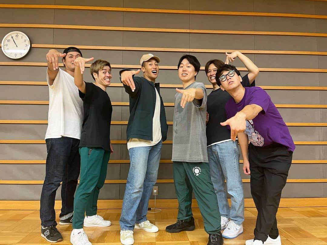 しゅんしゅんクリニックPさんのインスタグラム写真 - (しゅんしゅんクリニックPInstagram)「・ 【フジ芸人ロックフェスティバル2023】ダンサーで出演させていただきました！サプライズゲストに関口メンディーさん！まさかダンサー人生の中でメンディーさんと一緒に踊れる日が来るとは！🥹  FANYやFODで見逃し配信が期間限定でありますので是非見てください！🙌🏻  #芸人ロックフェス #かみちぃ #タクトOK #めくる君 #100歳のおじいちゃんのあしなっす #関口メンディー さん #曲はJungKooKのSeven #メンディーさん登場の時の歓声でどうせうちらのことは誰も見てないんだなと思い緊張ほぐれた #メイクして貰ったらトレンディ俳優感 #しゅんしゅんクリニックP」10月13日 18時06分 - shun.miyamoto