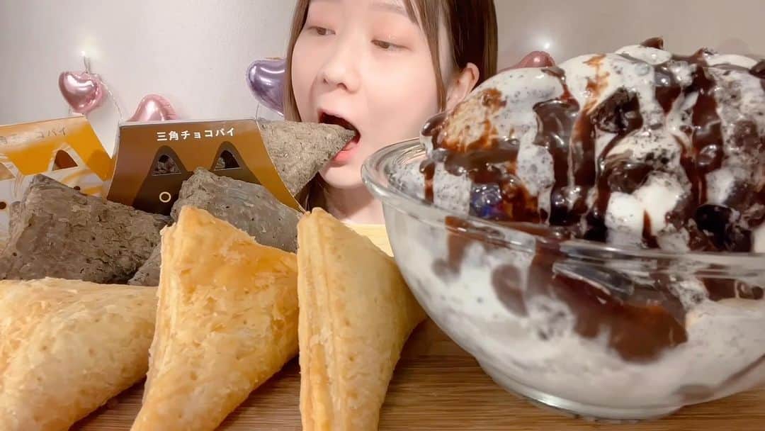 MIYUのインスタグラム：「三角チョコパイと超オレオ🍫McDonald's Chocolate Pie and Oreo Mcflurry🍫 #asmr #asmreating #eating #mukbang」