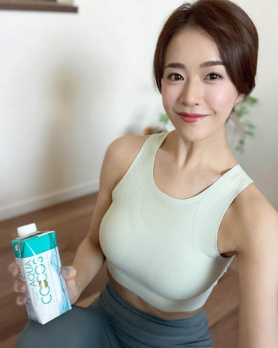 しろまっするさんのインスタグラム写真 - (しろまっするInstagram)「・ Becoming a healthier version of yourself 🩵  @sloli_jp  10%off➡️shiroancoco  珍しくリアル投稿📸🩵 実家の日当たりがよくてトレーニングが気持ちいい🧘‍♀️☀️  日焼けするけど🤣🤭笑  #postworkout #coconutwater #selfcare #お家トレーニング  #しろまっする」10月13日 18時07分 - shiroancoco