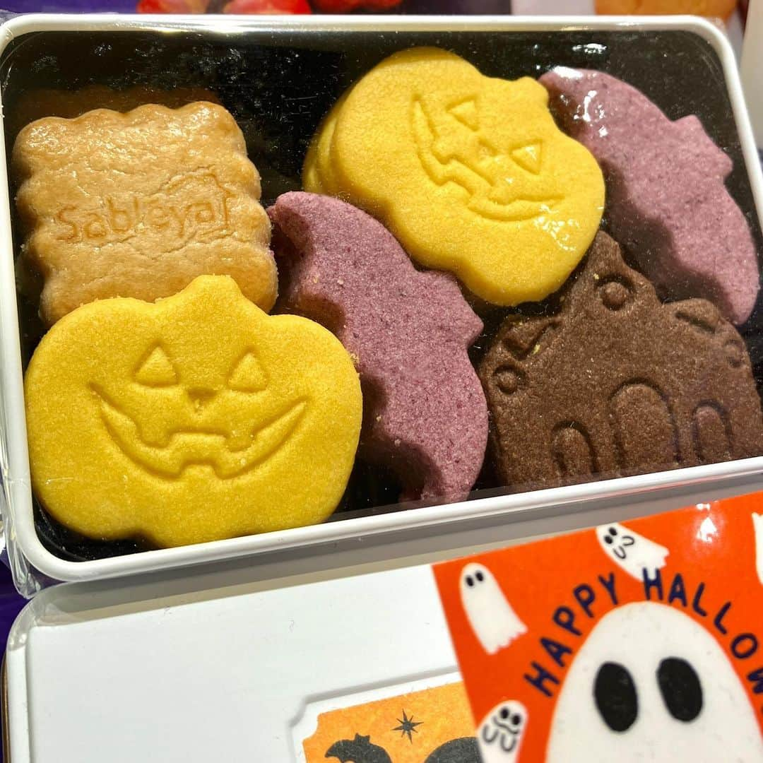 daimarusapporoのインスタグラム：「ハロウィンパーティー🎃👻🎊 地1階 ほっぺタウンには、ハロウィン限定のスイーツ・グルメが続々登場！  かわいいお化けや美味しいかぼちゃ、ちょっぴりホラーな見た目のグルメも😳 おうちパーティーにぴったりな、楽しくておいしいラインナップです👻  HP(@daimarusapporo)でも特集中ですので、ぜひチェックしてみてください🎃  🎃画像1枚目から🎃 ①〈アトリエサブレヤ〉ハロウィンのサブレ ②〈きのとや〉スイートパーティー ③〈OBENTO29〉ハピハロオードブル ※5日前までに要予約。 お渡し可能日：10/27(金)→31(火) 各日13時以降 ④〈中むらや〉呪いの指つくね ⑤〈ミニワン〉ハロウィンゴースト ⑥〈フルーツケーキファクトリー〉トリックオアトリート ⑦〈モロゾフ〉パンプキンプリン ⑧〈アトリエアニバーサリー〉ハロウィンファンタジーブック ⑨〈フーシェ〉パンプキンタルト ⑩〈ルピシア〉ハロウィンティーセレクション  ※ハロウィンパーティーフェアは10/31(火)まで  #大丸札幌 #ハロウィン #ハロウィンパーティー #ハロウィンスイーツ #ハロウィン料理 #トリックオアトリート #かぼちゃスイーツ #オードブル #手土産スイーツ #秋スイーツ」