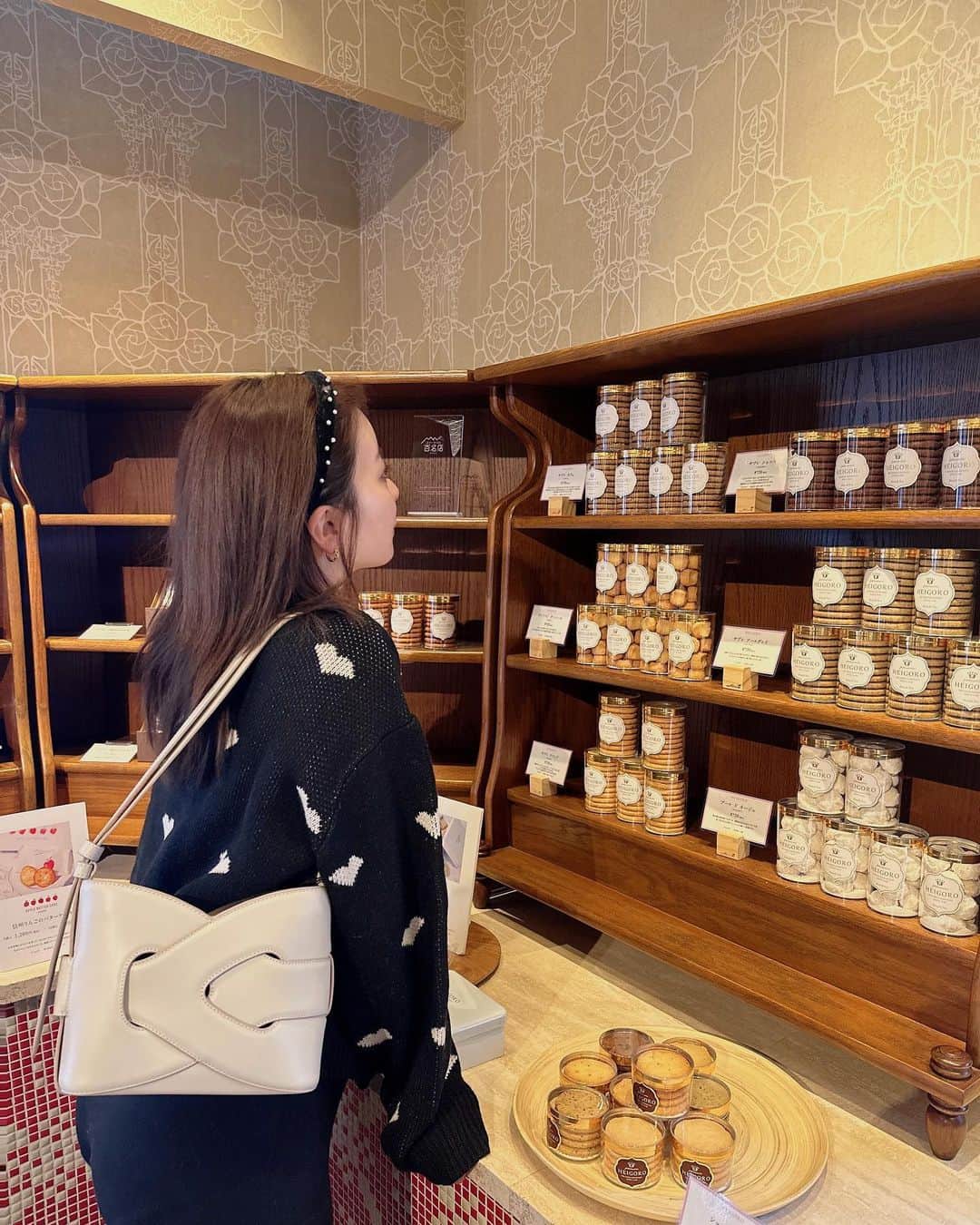 田中優衣のインスタグラム：「最近の投稿で 質問いただいたアレコレ。  ここの洋菓子屋さん可愛かったなぁ〜♡  カチューシャ: SHEIN ニット:mistletoe バック:POLENE パンツ:バースデイ」