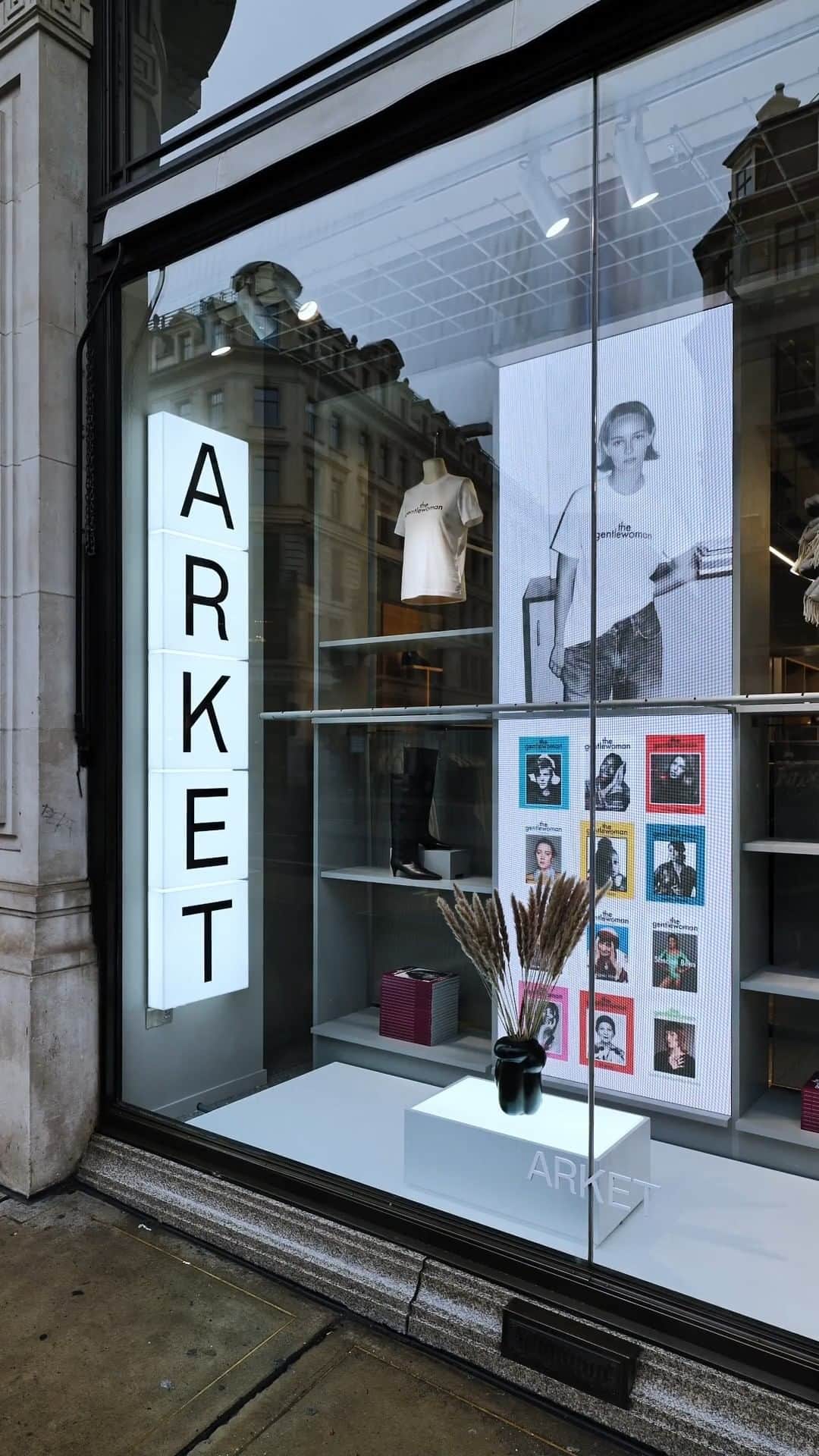 ARKETのインスタグラム：「The Gentlewoman and ARKET collaboration in our Regent Street store window.  - On the occasion of The Gentlewoman Club’s 10th anniversary, we got together with them to offer The Gentlewoman T-shirt in a short- and long-sleeved version. Shop online at arket.com, thegentlewoman.com or here at our Regent Street store. - #thegentlewomanARKET #ARKET」