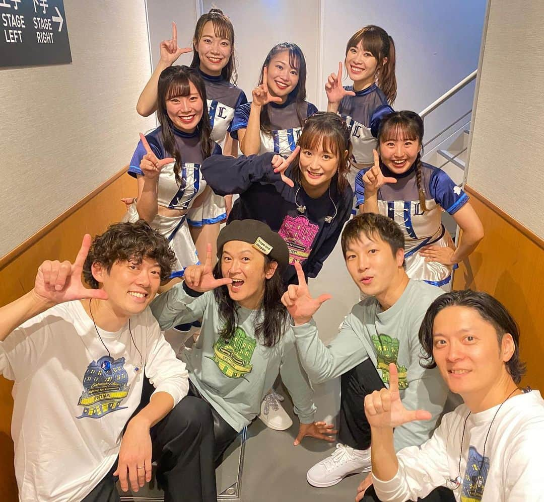 ブルーレジェンズのインスタグラム：「Zeppツアー「大原櫻子10(点)灯式」@ Zepp Haneda ありがとうございました❣️  大原櫻子さん・バンドメンバーの皆さんと一緒にLポーズで📸 bluelegendsとして初めてのLIVEバックダンサー！ この様な素晴らしい機会をいただき、本当に嬉しく思います🙇‍♀️  櫻子さんファンの皆さん、 温かく迎えてくださりありがとうございました🌸 ライオンズファンの皆さんも！ステージから見えてましたよ〜👀  私達は東京会場のみの出演ですが、この後もツアー完走まで応援しています😊✊🏻  #大原櫻子 さん #大原櫻子10灯式  #bluelegends #seibulions #埼玉西武ライオンズ」