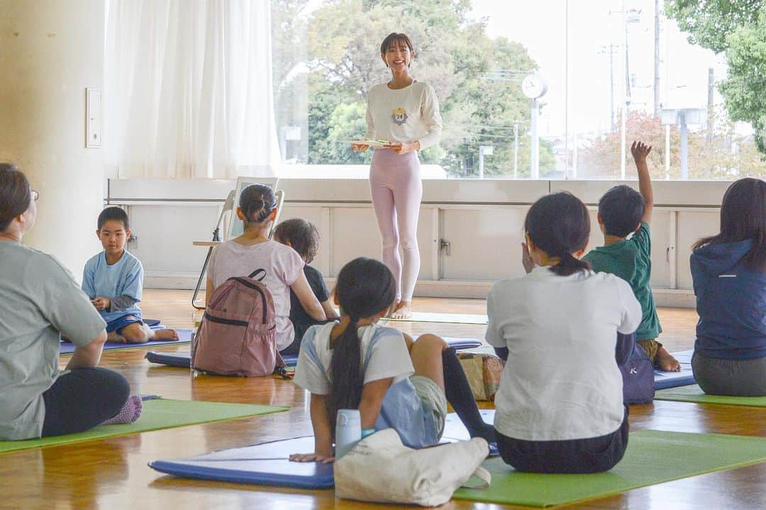 松本莉緒さんのインスタグラム写真 - (松本莉緒Instagram)「[JPN]🇯🇵⤵️ [ENG]🇬🇧 Fuchu promotes the development of an environment where all our citizens can become familiar with different kinds of sports, to create a healthy and energetic "Sports Town Fuchu"! On October 8, a one-hour "YOGA FOR MOM AND KIDS" was held at Kyodo-no-mori General Gymnasium with several moms and their elementary school children (grades 1-3). It was a yoga event project that the Fuchu City Hall organized for its citizens to give women who could not continue sports due to changes in their life such as childbirth and childcare as an opportunity to start sports again. Children were happily copying their mom’s yoga poses while slowly breathing in and out. The instructor was Rio Matsumoto, one of Musashi Province Fuchu Ambassadors. Have you heard about "Musashi Province Fuchu Ambassadors" who promote the charms of Fuchu City inside and outside the city? “Fuchu Ambassadors” were first appointed to commemorate the 60th anniversary of the enforcement of the city system in Fuchu, and this time we would like to introduce one of the ambassadors, Rio Matsumoto. Rio Matsumoto comes from Fuchu. She went to Elementary School No.6 and Junior High School No. 5 in Fuchu. As a talented actress, she has steadily built up her fame and broaden her skills, and now she is widely active as both, an actress and yoga instructor. ✨ 府中市では、「スポーツタウン府中」の発展による健康で元気なまちづくりを目指し、市民誰もがスポーツに親しむことができる環境の整備を進めています。 10月8日、府中にある郷土の森総合体育館に、府中市民のママ・小学1~3年生で1時間の「YOGA FOR MOM AND KIDS」が行われました。 今年から始まりました「松本莉緒のYoga for Mom and Kids」 1回目は5~6歳の子ども達。  2回目は小学低学年の子ども達。  そして今回第3回目は小学4~6年生のみんなを対象にヨガを実施させて頂きました。 3回共に、地元府中市民の方々限定で、府中市文化スポーツ部スポーツタウン推進課の皆さまのサポートの元開催致しました。 出産や育児などのライフステージの変化により、スポーツを継続できなかった女性へ再びスポーツを始めるきっかけとなるよう市民の皆様と共に取り組むヨガイベントプロジェクトでした。 ママと同じ動きやヨガゲームをしながらコミュニケーショ ンをとり、親子で一緒に身体を楽しく動かしながら呼吸の大切さも伝えました。 講師は武蔵国府中大使の松本莉緒先生でした。 府中市の魅力を市内外にPRする「武蔵国　府中大使」をご存知ですか？ 府中大使は、市制施行60周年を記念して創設されたもので、今回は大使の1人である松本莉緒さんをご紹介します。 府中市出身の松本莉緒さんは、第6小学校と第5中学校のOG 実力派女優として着実に名声と実力を積み重ね、現在は、女優、ヨガインストラクターとして幅広くご活躍されています。 ✨ #fuchu #府中 #府中市 #tokyo #東京 #japan #日本 #cooljapan #japanfocus #japaninstagram #japaneseculture #松本莉緒 ❤️ @matsumoto_rio1022 thank you for your fun yoga every time!🙌」10月13日 18時09分 - matsumoto_rio1022