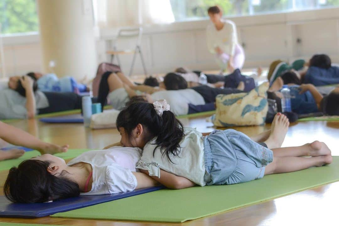 松本莉緒さんのインスタグラム写真 - (松本莉緒Instagram)「[JPN]🇯🇵⤵️ [ENG]🇬🇧 Fuchu promotes the development of an environment where all our citizens can become familiar with different kinds of sports, to create a healthy and energetic "Sports Town Fuchu"! On October 8, a one-hour "YOGA FOR MOM AND KIDS" was held at Kyodo-no-mori General Gymnasium with several moms and their elementary school children (grades 1-3). It was a yoga event project that the Fuchu City Hall organized for its citizens to give women who could not continue sports due to changes in their life such as childbirth and childcare as an opportunity to start sports again. Children were happily copying their mom’s yoga poses while slowly breathing in and out. The instructor was Rio Matsumoto, one of Musashi Province Fuchu Ambassadors. Have you heard about "Musashi Province Fuchu Ambassadors" who promote the charms of Fuchu City inside and outside the city? “Fuchu Ambassadors” were first appointed to commemorate the 60th anniversary of the enforcement of the city system in Fuchu, and this time we would like to introduce one of the ambassadors, Rio Matsumoto. Rio Matsumoto comes from Fuchu. She went to Elementary School No.6 and Junior High School No. 5 in Fuchu. As a talented actress, she has steadily built up her fame and broaden her skills, and now she is widely active as both, an actress and yoga instructor. ✨ 府中市では、「スポーツタウン府中」の発展による健康で元気なまちづくりを目指し、市民誰もがスポーツに親しむことができる環境の整備を進めています。 10月8日、府中にある郷土の森総合体育館に、府中市民のママ・小学1~3年生で1時間の「YOGA FOR MOM AND KIDS」が行われました。 今年から始まりました「松本莉緒のYoga for Mom and Kids」 1回目は5~6歳の子ども達。  2回目は小学低学年の子ども達。  そして今回第3回目は小学4~6年生のみんなを対象にヨガを実施させて頂きました。 3回共に、地元府中市民の方々限定で、府中市文化スポーツ部スポーツタウン推進課の皆さまのサポートの元開催致しました。 出産や育児などのライフステージの変化により、スポーツを継続できなかった女性へ再びスポーツを始めるきっかけとなるよう市民の皆様と共に取り組むヨガイベントプロジェクトでした。 ママと同じ動きやヨガゲームをしながらコミュニケーショ ンをとり、親子で一緒に身体を楽しく動かしながら呼吸の大切さも伝えました。 講師は武蔵国府中大使の松本莉緒先生でした。 府中市の魅力を市内外にPRする「武蔵国　府中大使」をご存知ですか？ 府中大使は、市制施行60周年を記念して創設されたもので、今回は大使の1人である松本莉緒さんをご紹介します。 府中市出身の松本莉緒さんは、第6小学校と第5中学校のOG 実力派女優として着実に名声と実力を積み重ね、現在は、女優、ヨガインストラクターとして幅広くご活躍されています。 ✨ #fuchu #府中 #府中市 #tokyo #東京 #japan #日本 #cooljapan #japanfocus #japaninstagram #japaneseculture #松本莉緒 ❤️ @matsumoto_rio1022 thank you for your fun yoga every time!🙌」10月13日 18時09分 - matsumoto_rio1022