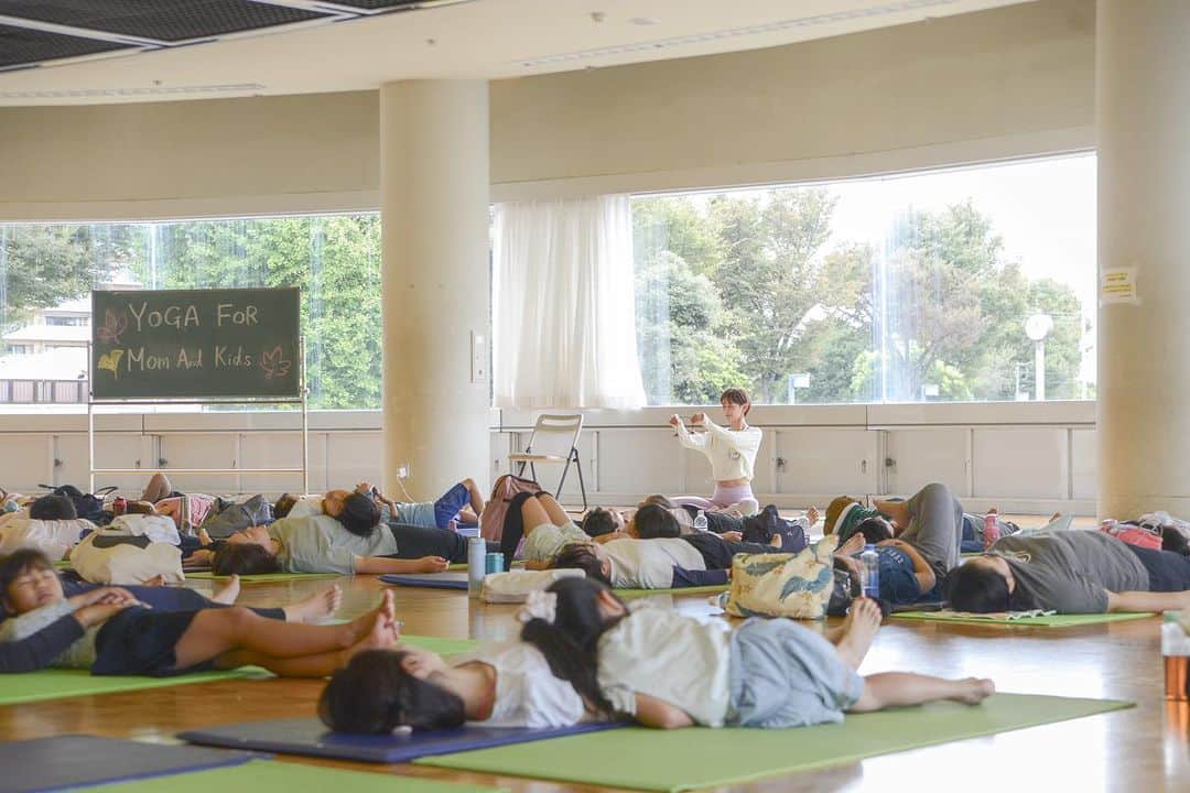 松本莉緒のインスタグラム：「[JPN]🇯🇵⤵️ [ENG]🇬🇧 Fuchu promotes the development of an environment where all our citizens can become familiar with different kinds of sports, to create a healthy and energetic "Sports Town Fuchu"! On October 8, a one-hour "YOGA FOR MOM AND KIDS" was held at Kyodo-no-mori General Gymnasium with several moms and their elementary school children (grades 1-3). It was a yoga event project that the Fuchu City Hall organized for its citizens to give women who could not continue sports due to changes in their life such as childbirth and childcare as an opportunity to start sports again. Children were happily copying their mom’s yoga poses while slowly breathing in and out. The instructor was Rio Matsumoto, one of Musashi Province Fuchu Ambassadors. Have you heard about "Musashi Province Fuchu Ambassadors" who promote the charms of Fuchu City inside and outside the city? “Fuchu Ambassadors” were first appointed to commemorate the 60th anniversary of the enforcement of the city system in Fuchu, and this time we would like to introduce one of the ambassadors, Rio Matsumoto. Rio Matsumoto comes from Fuchu. She went to Elementary School No.6 and Junior High School No. 5 in Fuchu. As a talented actress, she has steadily built up her fame and broaden her skills, and now she is widely active as both, an actress and yoga instructor. ✨ 府中市では、「スポーツタウン府中」の発展による健康で元気なまちづくりを目指し、市民誰もがスポーツに親しむことができる環境の整備を進めています。 10月8日、府中にある郷土の森総合体育館に、府中市民のママ・小学1~3年生で1時間の「YOGA FOR MOM AND KIDS」が行われました。 今年から始まりました「松本莉緒のYoga for Mom and Kids」 1回目は5~6歳の子ども達。  2回目は小学低学年の子ども達。  そして今回第3回目は小学4~6年生のみんなを対象にヨガを実施させて頂きました。 3回共に、地元府中市民の方々限定で、府中市文化スポーツ部スポーツタウン推進課の皆さまのサポートの元開催致しました。 出産や育児などのライフステージの変化により、スポーツを継続できなかった女性へ再びスポーツを始めるきっかけとなるよう市民の皆様と共に取り組むヨガイベントプロジェクトでした。 ママと同じ動きやヨガゲームをしながらコミュニケーショ ンをとり、親子で一緒に身体を楽しく動かしながら呼吸の大切さも伝えました。 講師は武蔵国府中大使の松本莉緒先生でした。 府中市の魅力を市内外にPRする「武蔵国　府中大使」をご存知ですか？ 府中大使は、市制施行60周年を記念して創設されたもので、今回は大使の1人である松本莉緒さんをご紹介します。 府中市出身の松本莉緒さんは、第6小学校と第5中学校のOG 実力派女優として着実に名声と実力を積み重ね、現在は、女優、ヨガインストラクターとして幅広くご活躍されています。 ✨ #fuchu #府中 #府中市 #tokyo #東京 #japan #日本 #cooljapan #japanfocus #japaninstagram #japaneseculture #松本莉緒 ❤️ @matsumoto_rio1022 thank you for your fun yoga every time!🙌」