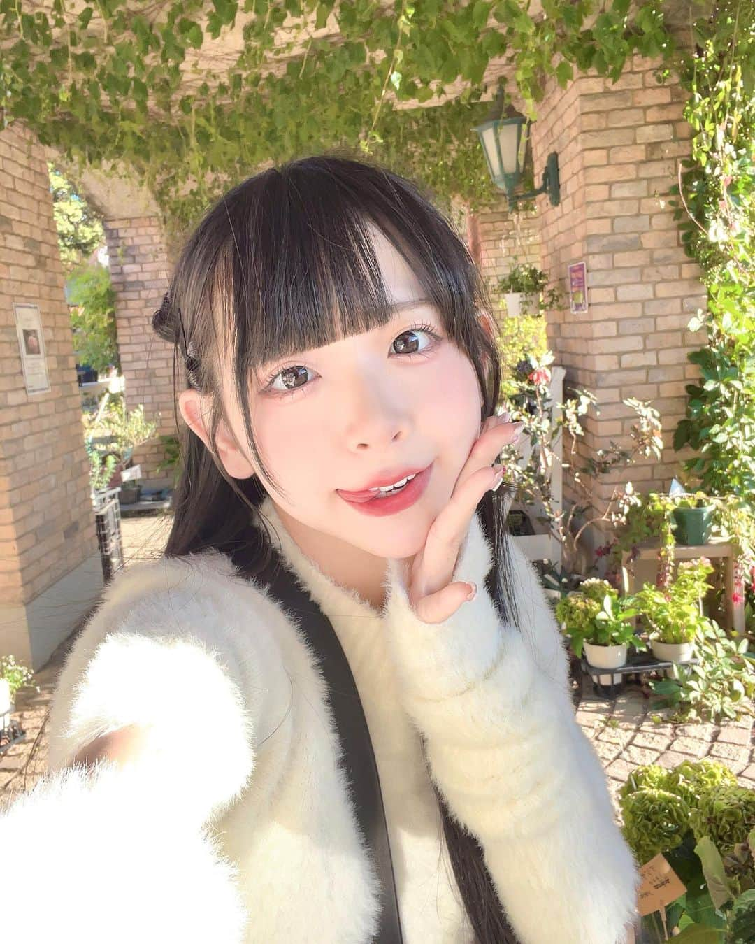 高咲陽菜のインスタグラム：「秋晴れさいこーー＞ω＜/ . . . . . ♡ ••┈┈┈┈┈┈┈┈•• ♡  #japanesegirl #girl #japaneseidol #idol #instagood #instalike #kawaii #cute #雰囲気好きな人いいね #黒髪#黒髪女子 #ヘアアレンジ #偶像 #アイドルヘアアレンジ #でんぱ組 #dempagumi #ハイジの村 #アルプスの少女ハイジ」