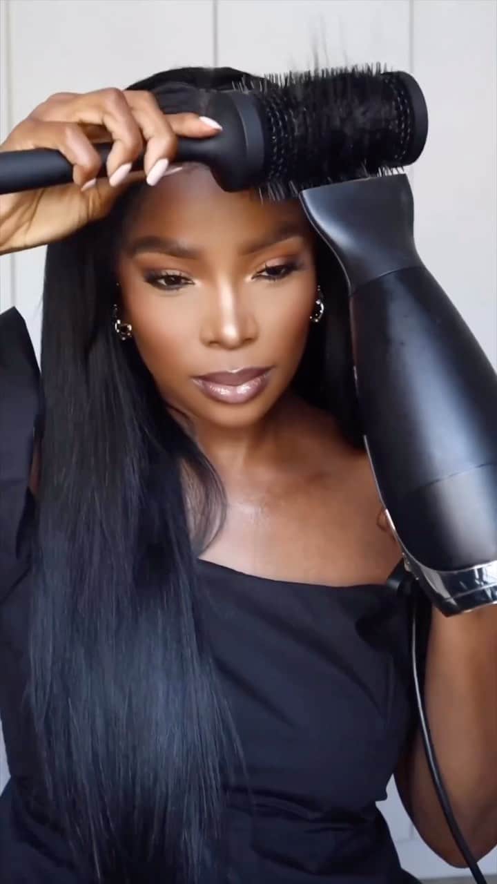 ghd hairのインスタグラム：「Goddess @lisamadibe shows us the power of combining our helios hairdryer with our max wide plate styler. Look at those stunning results 🤩✨🤍  #ghd #ghdhair #wideplatestyler #besthairdryer #ghdhelios #ghdmax」