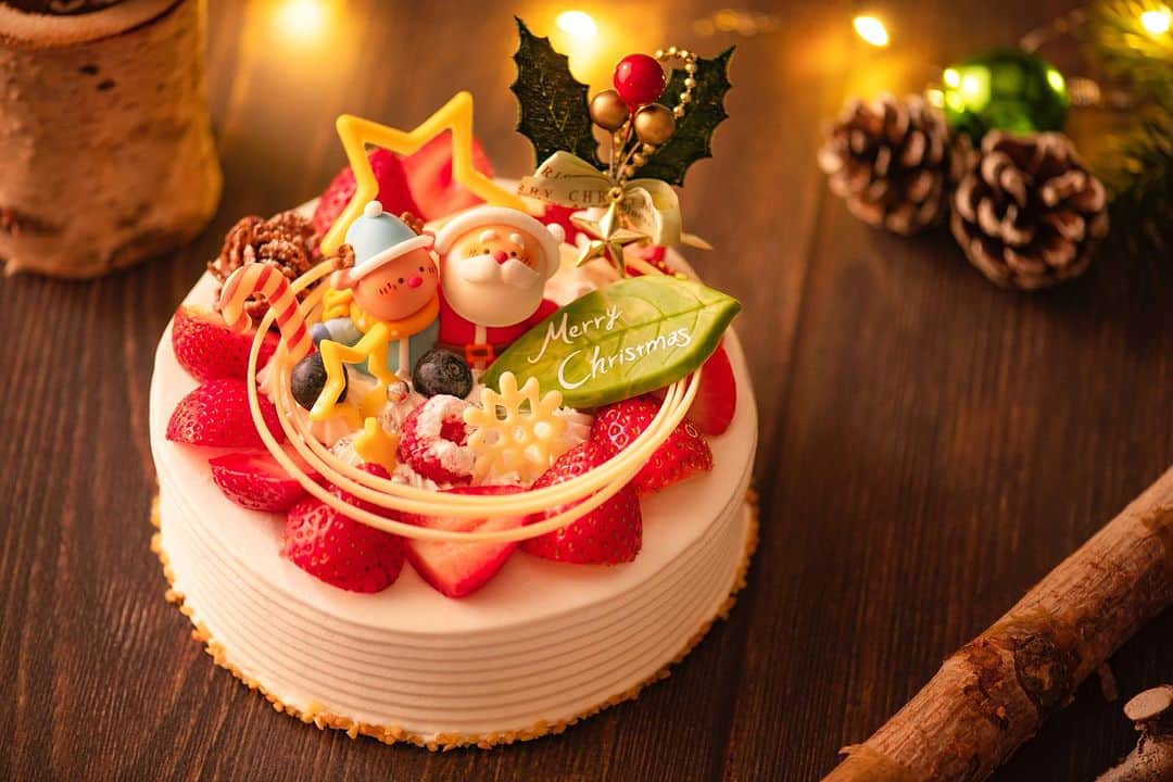 ヒルトン東京ベイ Hilton Tokyo Bayさんのインスタグラム写真 - (ヒルトン東京ベイ Hilton Tokyo BayInstagram)「❄️ヒルトン東京ベイのクリスマスケーキ予約受付開始❄️   今年も華やかなホリデーシーズンにご家族や、ご友人、大切な方と楽しんでいただけるクリスマスケーキの予約を開始いたしました。まるで本物のプレゼントボックスのような迫力のあるケーキや、2種類のロールケーキが味わえる贅沢なブッシュ・ド・ノエルなど、全5種類のケーキをご用意。2023年の締めくくりにヒルトン東京ベイペストリーシェフのこだわりが詰まったケーキコレクションをぜひお楽しみください🎄   【クリスマスホールケーキ】 ⭐️「オペラ＆ティラミスのプレゼントボックスケーキ」 チョコレートでできた真っ赤なプレゼントボックスを開けるとスノーマンやサンタクロースが現れる今年のシグネチャーケーキは、チョコレートオペラとティラミスの2種類を組み合わせた夢のようなケーキです。フランス、ヴァローナ社のチョコレートを使用したオペラケーキに、エスプレッソコーヒー香るバタークリーム、ティラミスなどを重ねて、全部で12層の贅沢な仕上がりに。チョコレートで出来たリボンまで余すことなくすべてお召し上がりいただけます。   ⭐️「クリスマス・ストロベリー・ショートケーキ」 ふわっとしたくちどけのスポンジ、甘さ控えめなホイップクリーム、そして苺を惜しむことなくふんだんに使用したヒルトン東京ベイ自慢のクリスマスショートケーキです。クリスマスリースをイメージしたデザインのケーキの真ん中には、可愛らしいサンタクロースとトナカイが並んでいます。   ⭐️「ブッシュ・ド・ノエル」 しっとりしとしたチョコレート生地で、甘さ控えめに煮込んだラズベリージャムと濃厚なチョコレートクリームを巻いたチョコレートロールケーキと、軽い口当たりのスポンジ生地に生クリームを敷き、苺とカスタードクリームを巻いたストロベリーカスタードロールケーキの2種類が味わえる贅沢なブッシュ・ド・ノエルです。   ⭐️「白いトナカイのバニラ＆ラズベリームース」 幸運のしるしとも言われる白いトナカイをモチーフにした、バニラとラズベリーの優美なムースケーキです。バニラビーンズ入りの濃厚なバニラムースの中には、甘さ控えめのラズベリーのムースと、木頭柚子のクリームを入れて香り高く仕上げました。少人数（2～3名）におすすめなサイズです。   ⭐️「リース・パリブレスト」 リング状のシュー生地にクリームをサンドしたフランス伝統菓子である「パリブレスト」をクリスマスリースに見立てました。中には、香ばしいヘーゼルナッツのカスタードクリーム、バタークリームとバニラカスタードクリームを合わせたムースリーヌクリーム、そして生クリームの3種類をたっぷりと。彩り鮮やかな苺、キウイ、オレンジのフレッシュフルーツとの組み合わせを是非お楽しみください。   それぞれのケーキの詳細は随時アップしていきますので、お楽しみに🎂   ご予約・詳細はプロフィールから公式HPへ🎄 @hiltontokyobay   【クリスマスケーキ販売詳細】 予約期間：2023年10月13日（金）～12月22日（金）　 受取時間：2023年12月8日（金）～12月25日（月）　11:00～22:00 販売場所：ロビー階　「フレッシュ・コネクション」 ※ご予約はウェブサイトより、事前決済にて承ります ※受取りの3日前までのご予約をお願いいたします　（シグネチャーケーキのみ受取4日前までのご予約） ※表示料金には税金が含まれます ※商品がなくなり次第、販売を終了いたします   #ヒルトン東京ベイ #東京ディズニーリゾート #舞浜 #ホテル #リゾートホテル #クリスマスケーキ #クリスマスケーキ2023 #クリスマス #ケーキ #クリスマスプレゼント #ブッシュドノエル #パリブレスト #オペラ #手土産 #贈り物　#クリスマスケーキ予約 #ショートケーキ #クリスマスパーティー #おうちクリスマス  #hiltontokobay #hilton #tokyodisneyresort #maihama #Christmas #Christmascake #Xmas #sweets #holiday #hotel」10月13日 18時19分 - hiltontokyobay