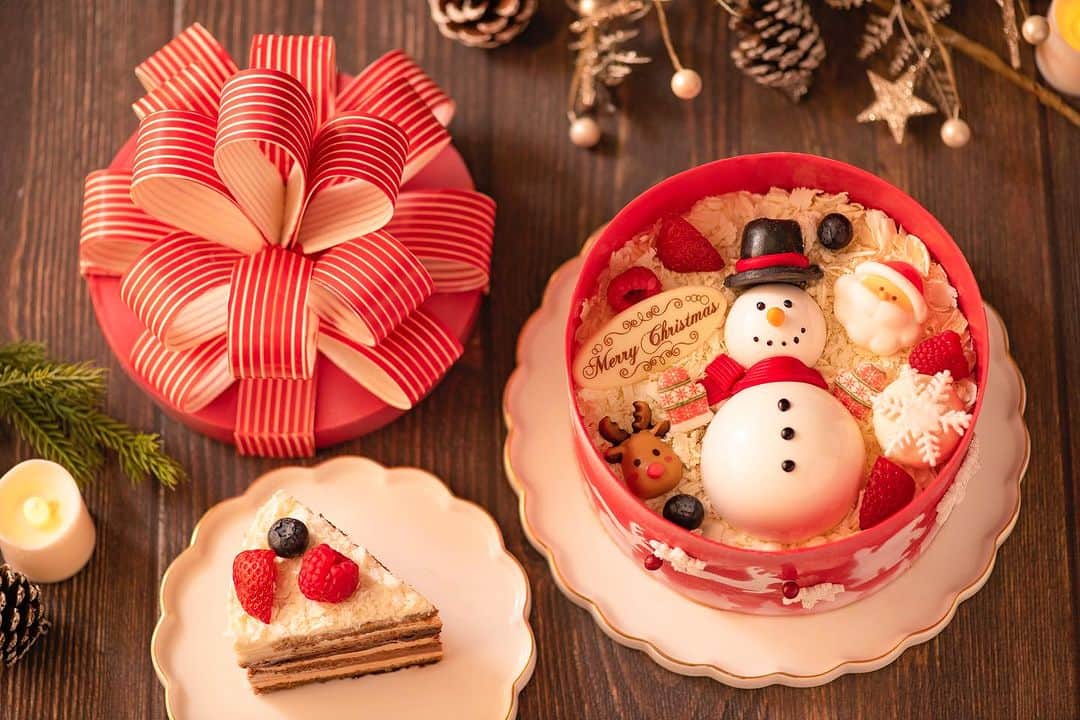 ヒルトン東京ベイ Hilton Tokyo Bayさんのインスタグラム写真 - (ヒルトン東京ベイ Hilton Tokyo BayInstagram)「❄️ヒルトン東京ベイのクリスマスケーキ予約受付開始❄️   今年も華やかなホリデーシーズンにご家族や、ご友人、大切な方と楽しんでいただけるクリスマスケーキの予約を開始いたしました。まるで本物のプレゼントボックスのような迫力のあるケーキや、2種類のロールケーキが味わえる贅沢なブッシュ・ド・ノエルなど、全5種類のケーキをご用意。2023年の締めくくりにヒルトン東京ベイペストリーシェフのこだわりが詰まったケーキコレクションをぜひお楽しみください🎄   【クリスマスホールケーキ】 ⭐️「オペラ＆ティラミスのプレゼントボックスケーキ」 チョコレートでできた真っ赤なプレゼントボックスを開けるとスノーマンやサンタクロースが現れる今年のシグネチャーケーキは、チョコレートオペラとティラミスの2種類を組み合わせた夢のようなケーキです。フランス、ヴァローナ社のチョコレートを使用したオペラケーキに、エスプレッソコーヒー香るバタークリーム、ティラミスなどを重ねて、全部で12層の贅沢な仕上がりに。チョコレートで出来たリボンまで余すことなくすべてお召し上がりいただけます。   ⭐️「クリスマス・ストロベリー・ショートケーキ」 ふわっとしたくちどけのスポンジ、甘さ控えめなホイップクリーム、そして苺を惜しむことなくふんだんに使用したヒルトン東京ベイ自慢のクリスマスショートケーキです。クリスマスリースをイメージしたデザインのケーキの真ん中には、可愛らしいサンタクロースとトナカイが並んでいます。   ⭐️「ブッシュ・ド・ノエル」 しっとりしとしたチョコレート生地で、甘さ控えめに煮込んだラズベリージャムと濃厚なチョコレートクリームを巻いたチョコレートロールケーキと、軽い口当たりのスポンジ生地に生クリームを敷き、苺とカスタードクリームを巻いたストロベリーカスタードロールケーキの2種類が味わえる贅沢なブッシュ・ド・ノエルです。   ⭐️「白いトナカイのバニラ＆ラズベリームース」 幸運のしるしとも言われる白いトナカイをモチーフにした、バニラとラズベリーの優美なムースケーキです。バニラビーンズ入りの濃厚なバニラムースの中には、甘さ控えめのラズベリーのムースと、木頭柚子のクリームを入れて香り高く仕上げました。少人数（2～3名）におすすめなサイズです。   ⭐️「リース・パリブレスト」 リング状のシュー生地にクリームをサンドしたフランス伝統菓子である「パリブレスト」をクリスマスリースに見立てました。中には、香ばしいヘーゼルナッツのカスタードクリーム、バタークリームとバニラカスタードクリームを合わせたムースリーヌクリーム、そして生クリームの3種類をたっぷりと。彩り鮮やかな苺、キウイ、オレンジのフレッシュフルーツとの組み合わせを是非お楽しみください。   それぞれのケーキの詳細は随時アップしていきますので、お楽しみに🎂   ご予約・詳細はプロフィールから公式HPへ🎄 @hiltontokyobay   【クリスマスケーキ販売詳細】 予約期間：2023年10月13日（金）～12月22日（金）　 受取時間：2023年12月8日（金）～12月25日（月）　11:00～22:00 販売場所：ロビー階　「フレッシュ・コネクション」 ※ご予約はウェブサイトより、事前決済にて承ります ※受取りの3日前までのご予約をお願いいたします　（シグネチャーケーキのみ受取4日前までのご予約） ※表示料金には税金が含まれます ※商品がなくなり次第、販売を終了いたします   #ヒルトン東京ベイ #東京ディズニーリゾート #舞浜 #ホテル #リゾートホテル #クリスマスケーキ #クリスマスケーキ2023 #クリスマス #ケーキ #クリスマスプレゼント #ブッシュドノエル #パリブレスト #オペラ #手土産 #贈り物　#クリスマスケーキ予約 #ショートケーキ #クリスマスパーティー #おうちクリスマス  #hiltontokobay #hilton #tokyodisneyresort #maihama #Christmas #Christmascake #Xmas #sweets #holiday #hotel」10月13日 18時19分 - hiltontokyobay