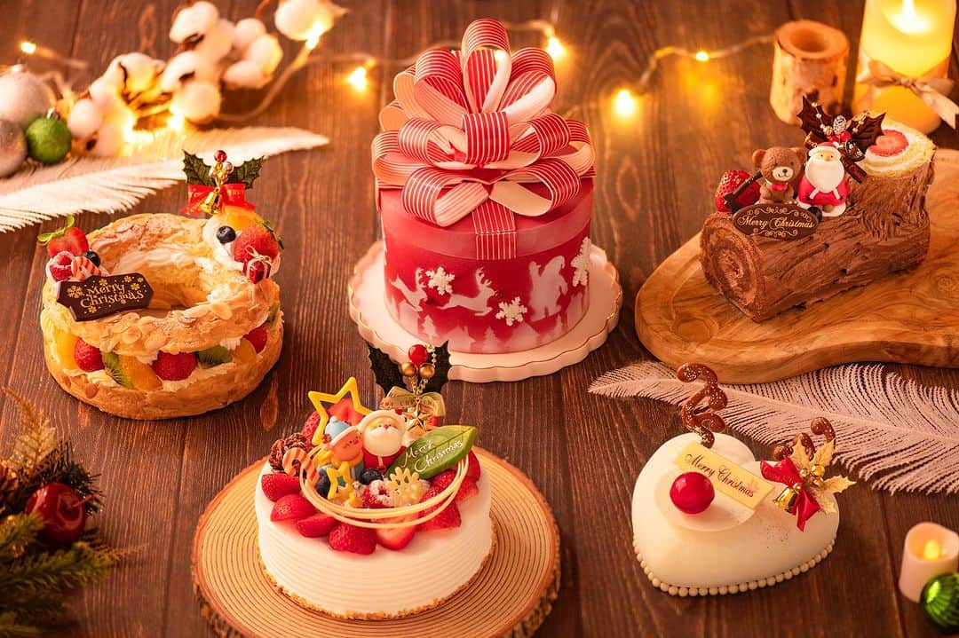ヒルトン東京ベイ Hilton Tokyo Bayのインスタグラム：「❄️ヒルトン東京ベイのクリスマスケーキ予約受付開始❄️   今年も華やかなホリデーシーズンにご家族や、ご友人、大切な方と楽しんでいただけるクリスマスケーキの予約を開始いたしました。まるで本物のプレゼントボックスのような迫力のあるケーキや、2種類のロールケーキが味わえる贅沢なブッシュ・ド・ノエルなど、全5種類のケーキをご用意。2023年の締めくくりにヒルトン東京ベイペストリーシェフのこだわりが詰まったケーキコレクションをぜひお楽しみください🎄   【クリスマスホールケーキ】 ⭐️「オペラ＆ティラミスのプレゼントボックスケーキ」 チョコレートでできた真っ赤なプレゼントボックスを開けるとスノーマンやサンタクロースが現れる今年のシグネチャーケーキは、チョコレートオペラとティラミスの2種類を組み合わせた夢のようなケーキです。フランス、ヴァローナ社のチョコレートを使用したオペラケーキに、エスプレッソコーヒー香るバタークリーム、ティラミスなどを重ねて、全部で12層の贅沢な仕上がりに。チョコレートで出来たリボンまで余すことなくすべてお召し上がりいただけます。   ⭐️「クリスマス・ストロベリー・ショートケーキ」 ふわっとしたくちどけのスポンジ、甘さ控えめなホイップクリーム、そして苺を惜しむことなくふんだんに使用したヒルトン東京ベイ自慢のクリスマスショートケーキです。クリスマスリースをイメージしたデザインのケーキの真ん中には、可愛らしいサンタクロースとトナカイが並んでいます。   ⭐️「ブッシュ・ド・ノエル」 しっとりしとしたチョコレート生地で、甘さ控えめに煮込んだラズベリージャムと濃厚なチョコレートクリームを巻いたチョコレートロールケーキと、軽い口当たりのスポンジ生地に生クリームを敷き、苺とカスタードクリームを巻いたストロベリーカスタードロールケーキの2種類が味わえる贅沢なブッシュ・ド・ノエルです。   ⭐️「白いトナカイのバニラ＆ラズベリームース」 幸運のしるしとも言われる白いトナカイをモチーフにした、バニラとラズベリーの優美なムースケーキです。バニラビーンズ入りの濃厚なバニラムースの中には、甘さ控えめのラズベリーのムースと、木頭柚子のクリームを入れて香り高く仕上げました。少人数（2～3名）におすすめなサイズです。   ⭐️「リース・パリブレスト」 リング状のシュー生地にクリームをサンドしたフランス伝統菓子である「パリブレスト」をクリスマスリースに見立てました。中には、香ばしいヘーゼルナッツのカスタードクリーム、バタークリームとバニラカスタードクリームを合わせたムースリーヌクリーム、そして生クリームの3種類をたっぷりと。彩り鮮やかな苺、キウイ、オレンジのフレッシュフルーツとの組み合わせを是非お楽しみください。   それぞれのケーキの詳細は随時アップしていきますので、お楽しみに🎂   ご予約・詳細はプロフィールから公式HPへ🎄 @hiltontokyobay   【クリスマスケーキ販売詳細】 予約期間：2023年10月13日（金）～12月22日（金）　 受取時間：2023年12月8日（金）～12月25日（月）　11:00～22:00 販売場所：ロビー階　「フレッシュ・コネクション」 ※ご予約はウェブサイトより、事前決済にて承ります ※受取りの3日前までのご予約をお願いいたします　（シグネチャーケーキのみ受取4日前までのご予約） ※表示料金には税金が含まれます ※商品がなくなり次第、販売を終了いたします   #ヒルトン東京ベイ #東京ディズニーリゾート #舞浜 #ホテル #リゾートホテル #クリスマスケーキ #クリスマスケーキ2023 #クリスマス #ケーキ #クリスマスプレゼント #ブッシュドノエル #パリブレスト #オペラ #手土産 #贈り物　#クリスマスケーキ予約 #ショートケーキ #クリスマスパーティー #おうちクリスマス  #hiltontokobay #hilton #tokyodisneyresort #maihama #Christmas #Christmascake #Xmas #sweets #holiday #hotel」