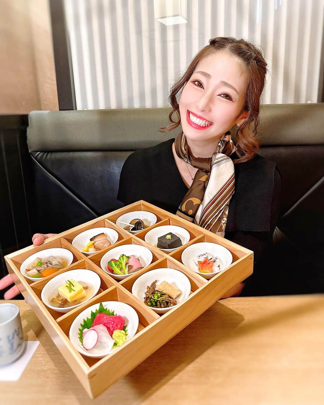 りほのインスタグラム：「東京で美味しい新潟、上越の和食が💕😳 上越やすだ銀座二丁目店さんに行ってきました！😆  よくスノーボードで上越は行くんだけど、まさか銀座で上越の美味しいご飯たちが食べられるとはっ🤭旬のおすすめと新潟の食材を使ったランチをママと堪能してきたにょん❤️☺️  三宝土鍋飯×紅ずわい蟹プランをいただきました✨  ここ前菜がすごいの！😍 上越の旬の野菜、お魚、お肉ぎっしり贅沢に詰まってるの💕😊旬菜9種盛り合わせで上越の美味しいものいっぱい〜☺️  何から食べようか迷う❤️🤭お品書きがあるのでどれがなにかなーって見ながら、お話ししながら食べるのも楽しかった☺️どれが何かは動画で説明してみてるにょ🤭  そしてずっと楽しみにしてた三宝土鍋飯！✨😳 いくら、蟹、のどぐろが入ってる土鍋ご飯は最高すぎた〜💕🤤  前菜から、黒毛和牛すじの茶碗蒸し、佐渡紅ずわい蟹甲羅マッシュルーム味噌焼き、南魚沼黒舞茸天ぷら、三宝土鍋飯（のど黒・蟹・いくら）、甘味✨  見た目も綺麗で味も美味しくてぺろりといけちゃいました🤭和食だいすき❤️個室なのでゆっくりくつろげて落ち着いて食事出来ました☺️  お料理だけじゃなくて、スタッフの方々の気配り、目配り、 心配りと和のおもてなしでお気に入りのお店に💕😆  記念日や大切な人との会食や接待にもおすすめっ😊  @joetsu_yasuda_ginza  #上越やすだ #上越やすだ銀座二丁目店 #接待ランチ #記念日ランチ #銀座デート #コースランチ #大切な日に #女子会 #同窓会　#ginza #ginzatokyo #wasyoku #niigata #PR #tokyofood #tokyotrip #tokyotravel #ginzalunch #和食ランチ #和食　#和食ディナー #和食屋 #新潟グルメ #新潟　#上越グルメ  #上越 #のど黒　#舞茸の天ぷら #東京グルメ　#グルメスタグラム」