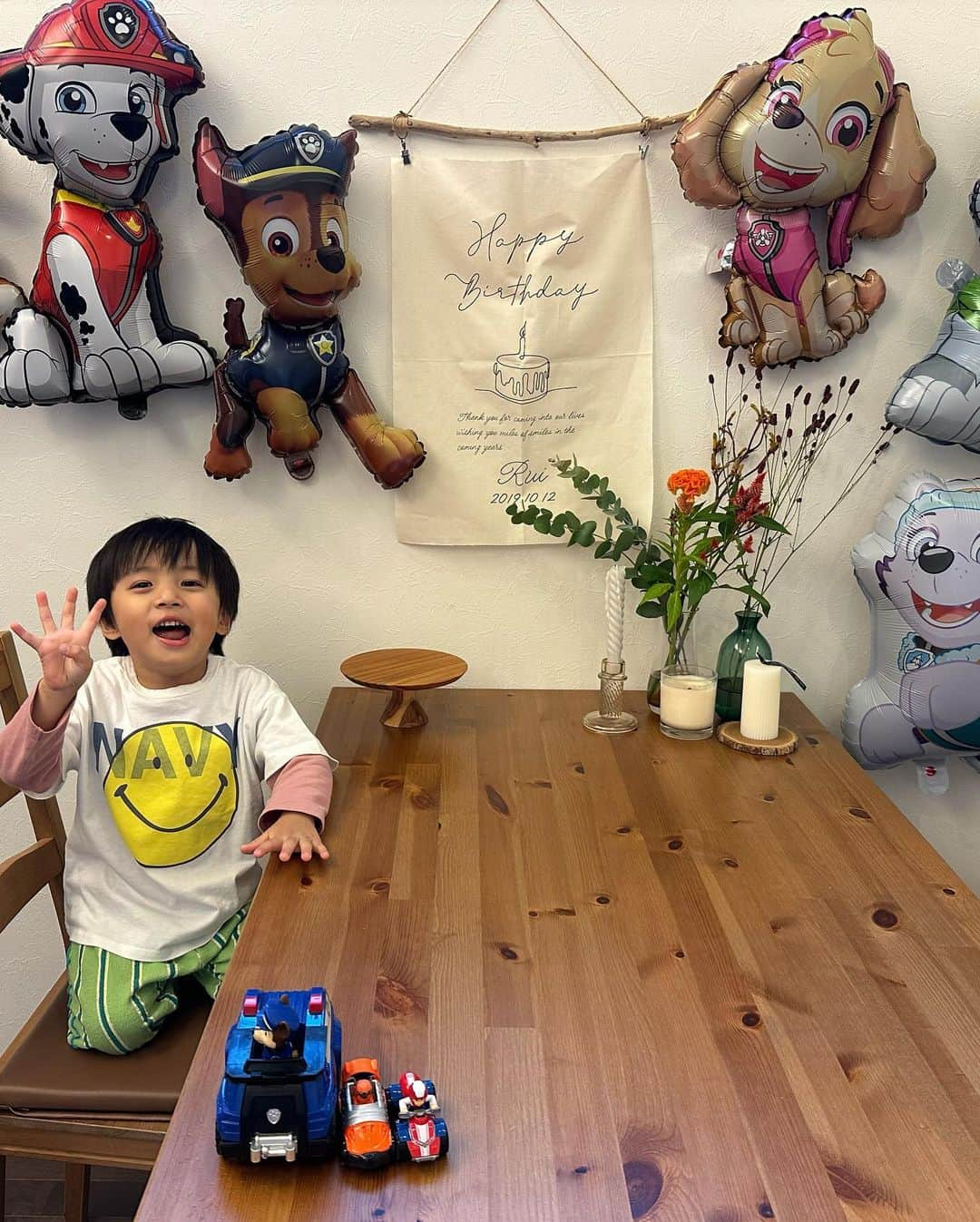 樽見麻緒さんのインスタグラム写真 - (樽見麻緒Instagram)「hbd🧁🎈 息子昨日で4歳になりました👦🏻 大好きなパウパトに囲まれて大喜び♡ 生まれてきてくれて本当にありがとう💞  身内がこっちに少ない中、地元にも関東にも👦🏻と遊んでくれる友達がいて、子育てしながら楽しく過ごせてるのは周りの方たちの支えのおかげだなって…😌🥹 この場をお借りして、これからもよろしくお願いします🫶🏻💕  #4歳#お誕生日#4歳誕生日#バースデーケーキ#誕生日飾り付け#男の子ママ#こどものいる暮らし#バルーン#息子#成長記録#子育てママ#バースデーフォト」10月13日 18時12分 - t_mao27