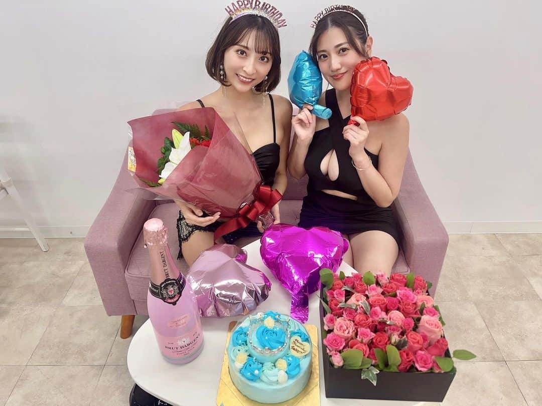草野綾のインスタグラム：「· 先日の咲バースデーオフ会🎂✨ · 咲お誕生日おめでとう🎉🎉🎉 · 今年も咲ファンのみんなとお祝い出来て嬉しいっ💕 · 前回もそうやったけど、今回も温かく迎えてくれて嬉しかったなあ✨ · ファンはタレントの鏡っち言うけど、 ほんとそれっ✨✨ 咲のHappyな人柄がそのままファンのみんなの人柄を写した感じ💕 · 素敵な空間をありがとうっ☺️ ·  -------------------------------- 【撮影会、イベント スケジュール】 ✿2022/12/9(金)2nd写真集｢白ばらの夜｣発売🔥 ✿2/24(金)9thDVD｢VIVIE｣発売🔥 ✿10/12(木)20時～TikTokLIVE♪ ✿10/13(金)20時～TikTokLIVE♪ ✿10/14(土)TikTokLIVE♪ ✿10/16(月)7時～朝TikTokLIVE♪ ✿10/22(日)チャンス大阪撮影会📸 ✿10/28(土)ハロウィンオフ会🎃 ✿10/29(日)自社撮影会📸 ✿10/31(火)サブスク限定生配信 ✿11/10(金) 19:30～@阿佐ヶ谷ロフトA 「シャベふじ～漫画OP大好きグラドル編～｣👒🏴‍☠️🆕 ✿ ✿ ---------------------------------------- 【雑誌、デジタル掲載情報】 ✿10/30 ---------------------------------------- 【発売作品紹介】 グラビアイメージDVD ✿6thDVD「軽蔑が好きに変わるとき」竹書房 ✿7thDVD「溢れ出る感情のままに」ギルド ✿8thDVD「最高のプロポーションを持つ愛人と夢中で浮気した今年の夏」エアーコントロール ✿9thDVD 「VIVIE」2/24発売 競これ vol.1、vol.2  1st写真集「あめ色の空に」光文社 2nd写真集｢白ばらの夜｣双葉社🔥 etc : VR ✿「はじめてのVR、はじめての私。」ファンタスティカ ✿「Stop！Look！Listen！」ファンタスティカ : デジタル写真集Kindle版 ✿1st写真集｢あめ色の空に｣ ✿2nd写真集｢白ばらの夜｣ ✿山岸伸写真館｢VIVIE｣ etc ---------------------------------------- フォローしてねっ ✿Instagram ✿Twitter ✿個人YouTube「あやっちゃ!!」 ✿草野綾サブスク「あやっちゃ!!」 ✿事務所YouTube「ヴィスカチャンネル」 ✿TikTok トップ画面のリンクにまとめてあります！ ---------------------------------------- #グラビア #グラビアアイドル  #被写体 #撮影 #ポートレート #tokyo  #igers #picoftheday #picture #fashion  #photo  #gravure  #talent  #japan  #japanesegirl #instagood #photography #화보 #수영복  #凹版偶像  #寫真偶像  #偶像 #拍摄 #寫真 #攝影日記 #拍照」