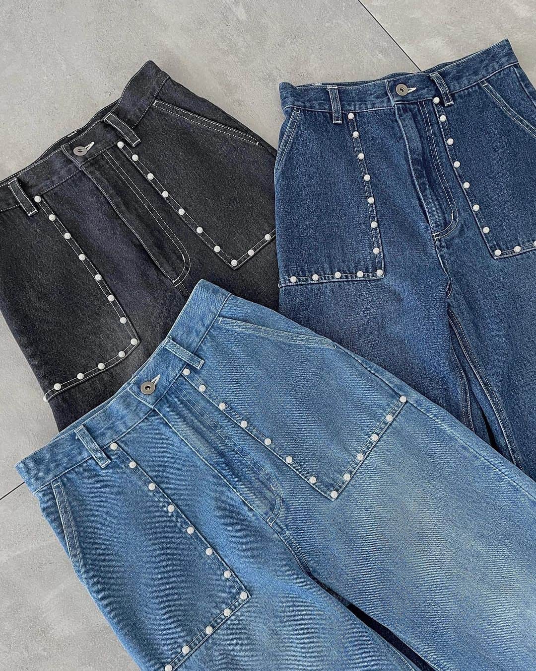 のインスタグラム：「【Recommend Item】 ⁡ ポケットに散りばめたパールが女性らしさをプラスするデニムパンツ。 ⁡ トップスアウトをしてもパールが見えるようにベイカーデザインに仕上げたのもこだわりのひとつ。 ⁡ ベーシックなトップスが多くなりがちな冬でも、アクセサリー感覚でコーディネートを華やかに彩る一枚です。 ⁡ ------------------------------------------ ⁡ #pants ¥7,590(tax incl.) _No.1407202 blue/navy/black ⁡ ------------------------------------------ ⁡ ※商品画像は、撮影環境やご利用のPC・スマートフォンのモニター環境などにより実物と色味に差異がある場合がございます。 ⁡ ⁡ #lugnoncure #ルノンキュール #オフコーデ #キレイめカジュアル #オフスタイル #休日コーデ #大人カジュアル #カジュアルコーデ #パンツ #デニムパンツ #パール #2023aw #canshopig #fashion」
