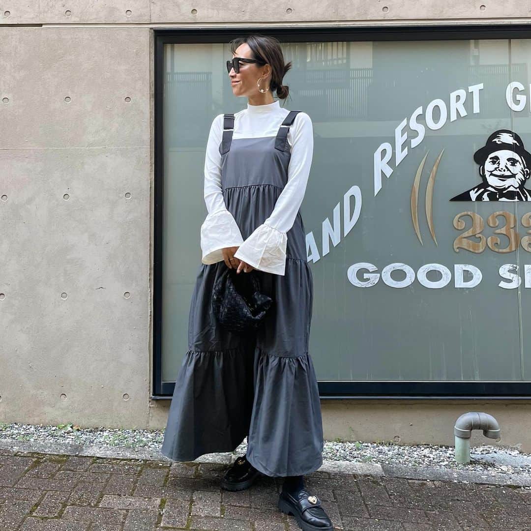 のインスタグラム：「ワンピースCODE🐨🤍  ショルダーストラップが可愛いワンピースに、お袖が可愛いトップスで甘めカジュアルCODE ✨ 両方共に@april1st.shop さんのものです🥰  スニーカー👟合わせも可愛いだろうなぁと妄想中…♡ ・ ・ ・ ・ ・ #PR #大人可愛い #シンプルコーデ #大人カジュアルコーデ #秋服コーデ #冬服コーデ #ワンピースコーデ #ローファー #ローファーコーデ #bottegaveneta #celineeyewear #ママファッション #ママコーデ #韓国ファッション #あゆまむコーデ #プチプラ高見えコーデ #amely #30代ママコーデ」