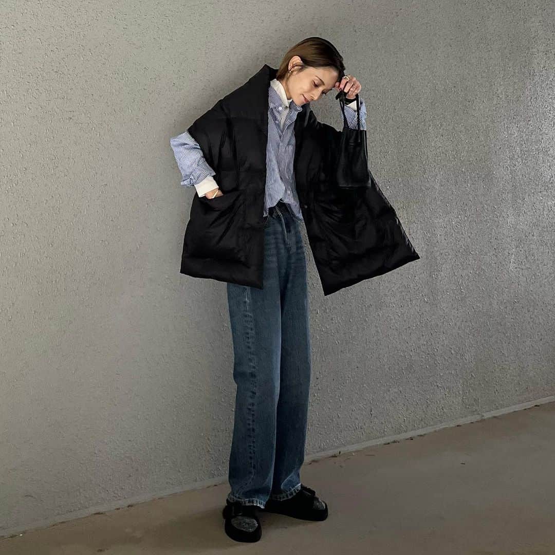 のインスタグラム：「150cm デニムコーデ🚶‍♀️  冬小物も徐々に⛄️ 初めてのファーサンダルはLAROUTE @laroute_official ソックスのカラー変えて色々コーデ楽しも〜◎  #LAROUTE #ラルート #ファーサンダル #サンダル #秋服 #秋コーデ #150cmコーデ #低身長コーデ #🍂 #大人カジュアル #大人ファッション #デニムコーデ #レイヤードコーデ #ストライプシャツ #重ね着コーデ #秋冬コーデ #タートルネック」