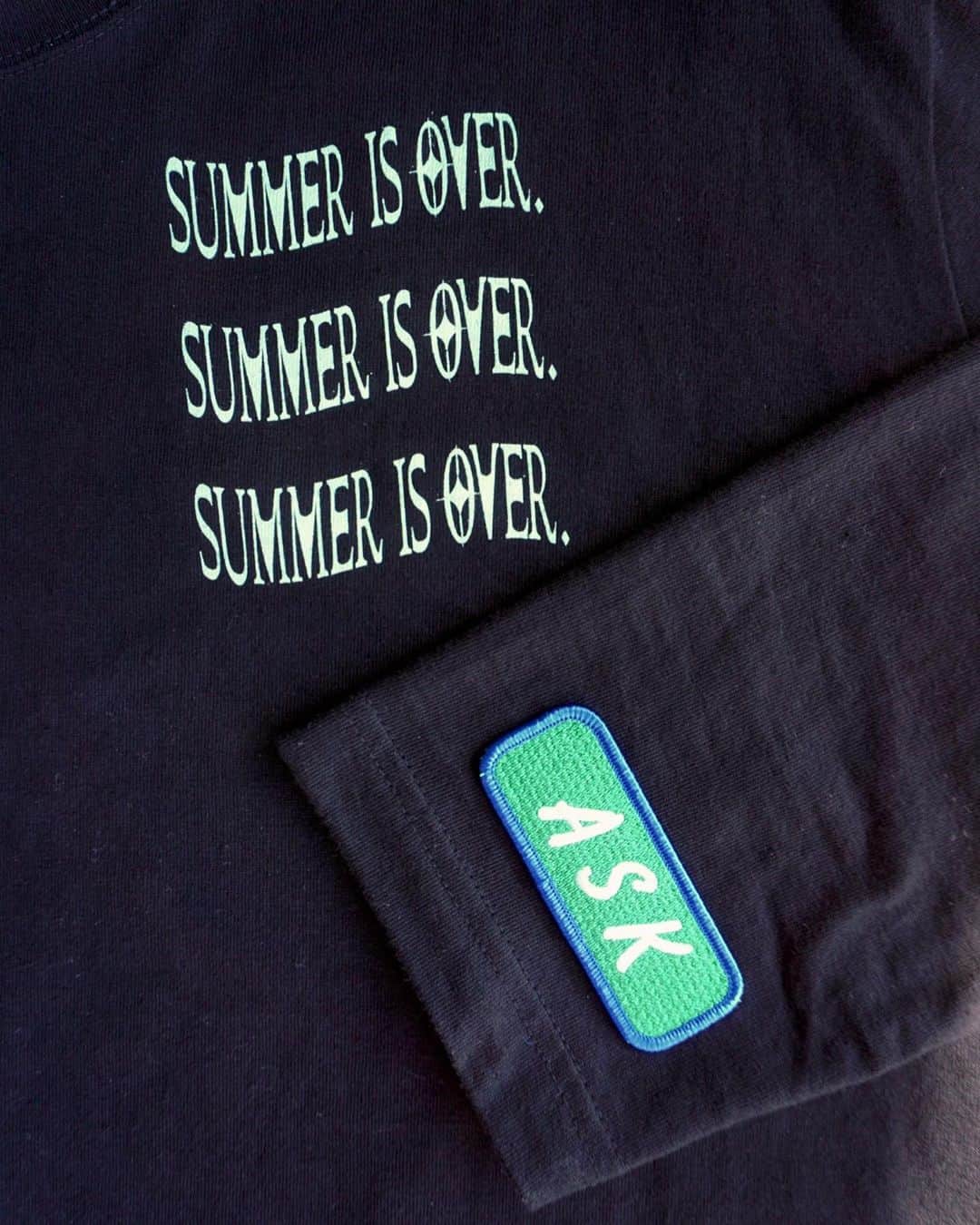 杏沙子さんのインスタグラム写真 - (杏沙子Instagram)「SUMMER IS OVER. 開催記念GOODS❸ ㅤㅤㅤㅤㅤㅤㅤㅤㅤㅤㅤㅤㅤ 🧵あさこいぬ / ASK刺繍ワッペン🧵 ㅤㅤㅤㅤㅤㅤㅤㅤㅤㅤㅤㅤㅤ 10/14(土)開催のワンマンライブ 「SUMMER IS OVER.」で発売する NEW GOODSその3🛍 ㅤㅤㅤㅤㅤㅤㅤㅤㅤㅤㅤㅤㅤ アイロンであっためるとくっついて お洋服やトートなどの布製品を 自分好みにアレンジできちゃうワッペンが大好きで…… ㅤㅤㅤㅤㅤㅤㅤㅤㅤㅤㅤㅤㅤ ついに作ってしまいました… しかも あさこいぬとASKマークの2種類🤦🏼‍♂️  ㅤㅤㅤㅤㅤㅤㅤㅤㅤㅤㅤㅤㅤ今回販売するSUMMER IS OVER.ロンTや お手持ちのお洋服の袖口や二の腕辺り、 裾や首後ろなどに付けたら ワンポイントがかわいい あなたオリジナルのお洋服にグレードアップ👏🏻 ㅤㅤㅤㅤㅤㅤㅤㅤㅤㅤㅤㅤㅤ 布製のトートやポーチなどにも もちろんつけられるよ🙆🏻‍♂️  わたしのスマホだとあさこいぬなら シリコンのクリアスマホケースの間にも挟めた… かわいい🐶 ㅤㅤㅤㅤㅤㅤㅤㅤㅤㅤㅤㅤㅤ ㅤㅤㅤㅤㅤㅤㅤㅤㅤㅤㅤㅤㅤ刺繍ワッペンということで 原価スレスレですが わりとお高くなってしまったごめん……… でもぜひゲットしてほしい〜🥺 ㅤㅤㅤㅤㅤㅤㅤㅤㅤㅤㅤㅤㅤ 【price】各¥800 ㅤㅤㅤㅤㅤㅤㅤㅤㅤㅤㅤㅤㅤ designed by 杏沙子＆やさいパック photo by 杏沙子 ㅤㅤㅤㅤㅤㅤㅤㅤㅤㅤㅤㅤㅤ ーーーーーーーーーーーーー ワッペンの取り付け方💭 ①アイロンはドライ・高温に設定してください。 綿製のあて布をご用意ください。 アイロン台は固く平らな物を利用してください。 ②ワッペンの上に当て布をして上から約20秒間、強くプレスしてください。 ③圧着度を高める為に裏からもアイロンを約15秒間あててください。 ④圧着後、平らな所に置いて冷まして下さい。 冷めるまで動かさないでください。 ㅤㅤㅤㅤㅤㅤㅤㅤㅤㅤㅤㅤㅤ ※時間の経過や使用状況により取れてくる可能性もあります。熱圧着シートでとめた後、縫いつけでの取り付けが安心です。」10月13日 18時22分 - asako.ssw