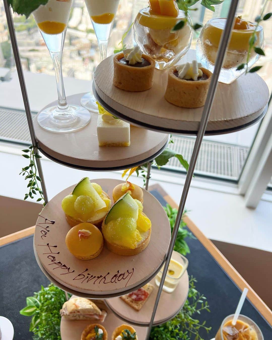 森彩香のインスタグラム：「🍈🤍 タイミング無くて載せるの遅くなっちゃったけど、8/31 お誕生日の日にちあきがご飯屋さんの後に連れて行ってくれたアフヌン🫶🏻🫶🏻 　　 　　 @chiaki_kimura  ちあきと出会って約9年、 毎年お祝いしてくれてありがとう（ ; ; ）♡ 　　 　　 来年のちあきのお誕生日は旅行行こうね✈️ 　　 　　 　　 　　 .」
