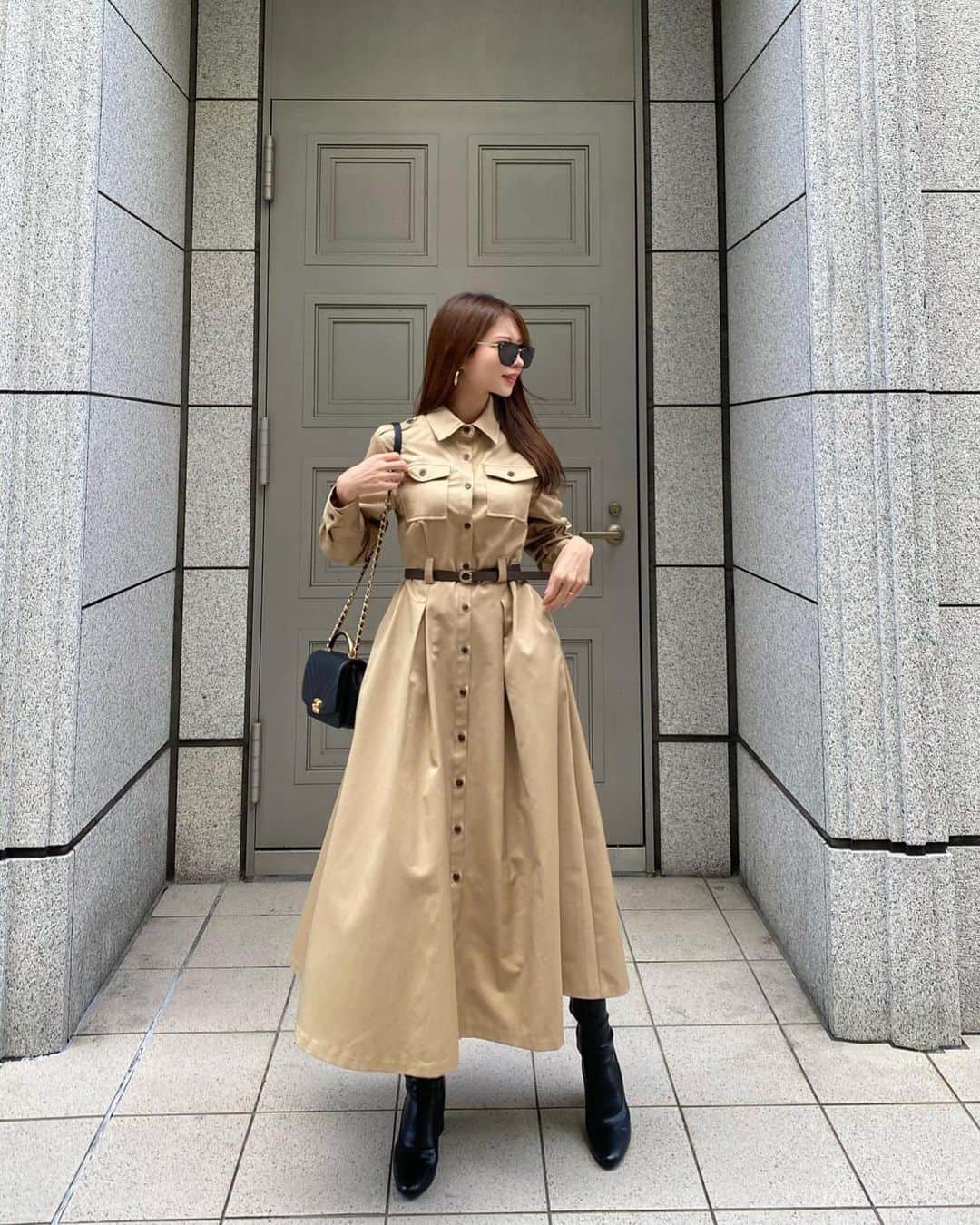 Akaneのインスタグラム：「今夜21:00からPRE ORDERのトレンチワンピ♡ @madder_vintage  この生地感わかるかなぁ光沢のあるツイル生地のような密度のしっかりした生地で重厚感もある🙆‍♀️◎  SETのウエストベルトはブラウンのレザーに マットゴールドのバックルで 単体でも使える可愛いデザイン♩  ハイウエスト切り替えのスカート部分にはタックがはいっており、綺麗なAラインを演出してくる大人シルエット👏 前開きなので羽織にもなる2wayです♩  とってもおすすめのワンピースなので ぜひ今夜21:00からチェックしてみて下さいね☺️✨」