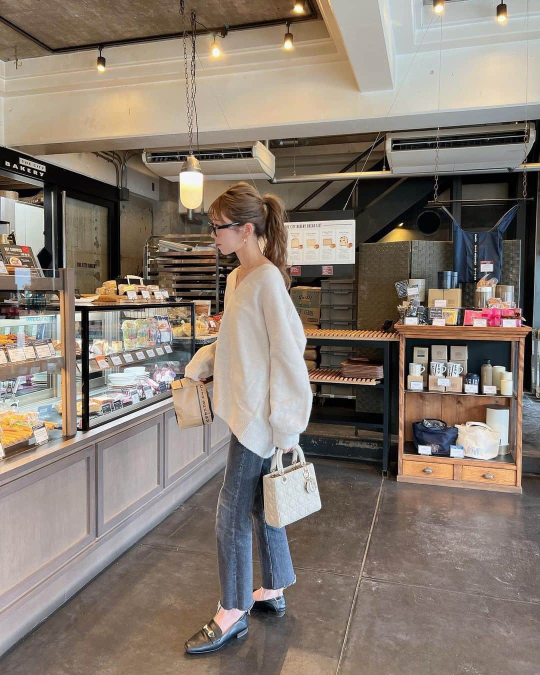 のインスタグラム：「夜はknit1枚がちょうど良い季節🌝 今年も @bonjoursagan のknitが大活躍♡  #bonjoursagan #bs_style #ボンサガ」