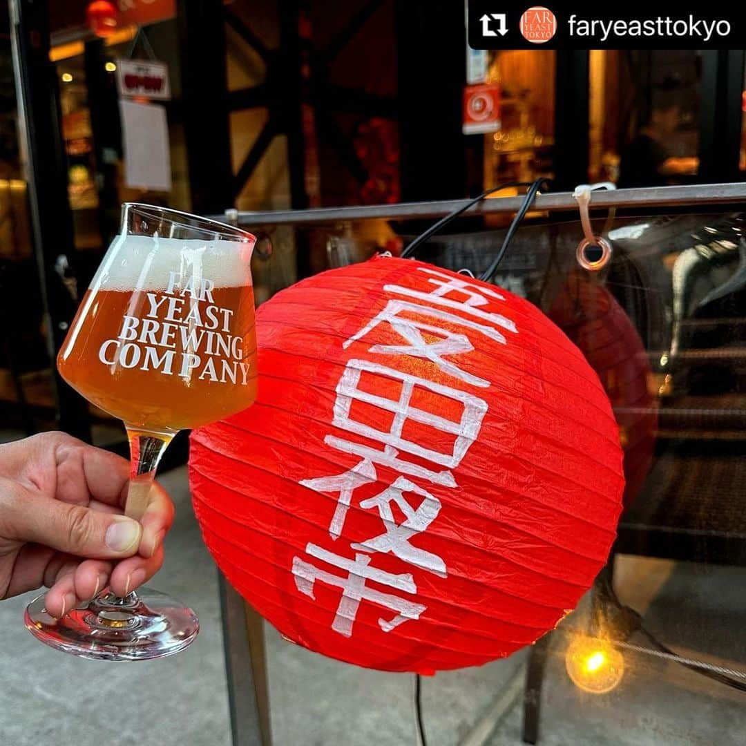 FAR YEAST BREWINGさんのインスタグラム写真 - (FAR YEAST BREWINGInstagram)「＼五反田店3️⃣周年🥳／  FYB旗艦店、Far Yeast Tokyo Brewery & Grill 3周年を迎えました🙌🏻  今日明日と、台湾の「夜市」をイメージしたメニューでみなさまをお待ちしています！！ 周年ビールはなんと酸辣湯味？！🌶️🌶️🌶️  台湾店×Ugly Halfのコラボビールも繋がってます🍻  ちょっとだけ異国情緒の五反田高架下、ぜひ遊びに来てください〜！！  （中の人はいま向かってます🚃）  #Repost @faryeasttokyo ・・・ 2023/10/13(金)   こんにちは！ Far Yeast Tokyoです。  本日から3周年イベント開催します🎉✨  東京醸造所では3周年に合わせてスペシャルビールをつくりました！  『 Son of a Rahtan 』Sour Ale with Spices  今回のイベントテーマが「夜市」ということで、中華料理である酸辣湯をイメージしたビールをつくることにしました。  酸辣湯を表現するため、ベースビールは酸味のあるサワーエールに。 そして、仕込み工程ではトマト果汁と花椒や唐辛子などのスパイスを大量に投入🍅🌶️  酸味の中にピリッと辛さもあり、独特なスパイシーな香りはまさに酸辣湯！！ 周年フードとの相性も抜群！ぜひご一緒にどうぞ👌  店内も飾り付けられ一気にお祭りモードに🏮 来店してくださったお客様全員にステッカープレゼント&FAR YEASTグッズが当たるくじ引きも！！  それでは本日もご来店お待ちしております🍻  #faryeasttokyo #faryeastbrewing #faryeast #クラフトビール #クラフトビール専門店 #ボトルショップ #醸造所 #醸造所併設 #ブリューパブ #五反田」10月13日 18時26分 - faryeastbrewing