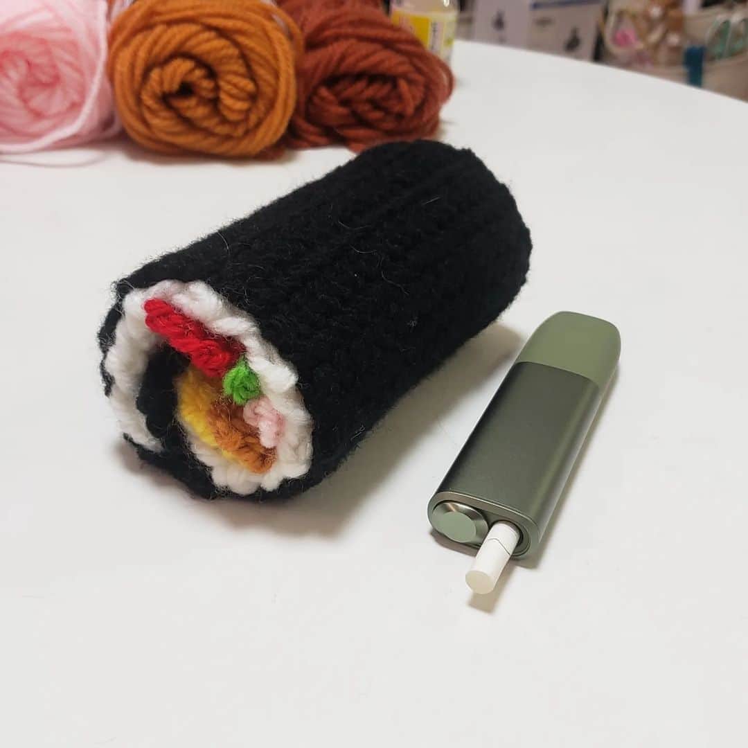 アイパー滝沢さんのインスタグラム写真 - (アイパー滝沢Instagram)「新作編み物No.120 「恵方巻き食べるふりしてアイコス吸えるアイコスケース」 どう？良い感じ？ホゥ。 恵ホゥ巻きだね。季節は全く関係無いけど編みたくなっちゃったんだよホゥ。来年の節分は恵方に向かって一吸いでアイコス吸いきれたら良いことありそうだね！ホゥ。 ちなみにアイパーさんはタバコもアイコスも吸わないけどね。ホーゥ。 #knitting #Crochet #handmade #ハマナカ毛糸 #あみぐるみ #編み物 #かぎ針編み #恵方巻き #節分 #編み物芸人 #よしもと芸人 #アイパー滝沢 #吉本興業 #iQOS #アイコスケースシリーズ  #手芸人 #amigurumi」10月13日 18時36分 - t.aipa