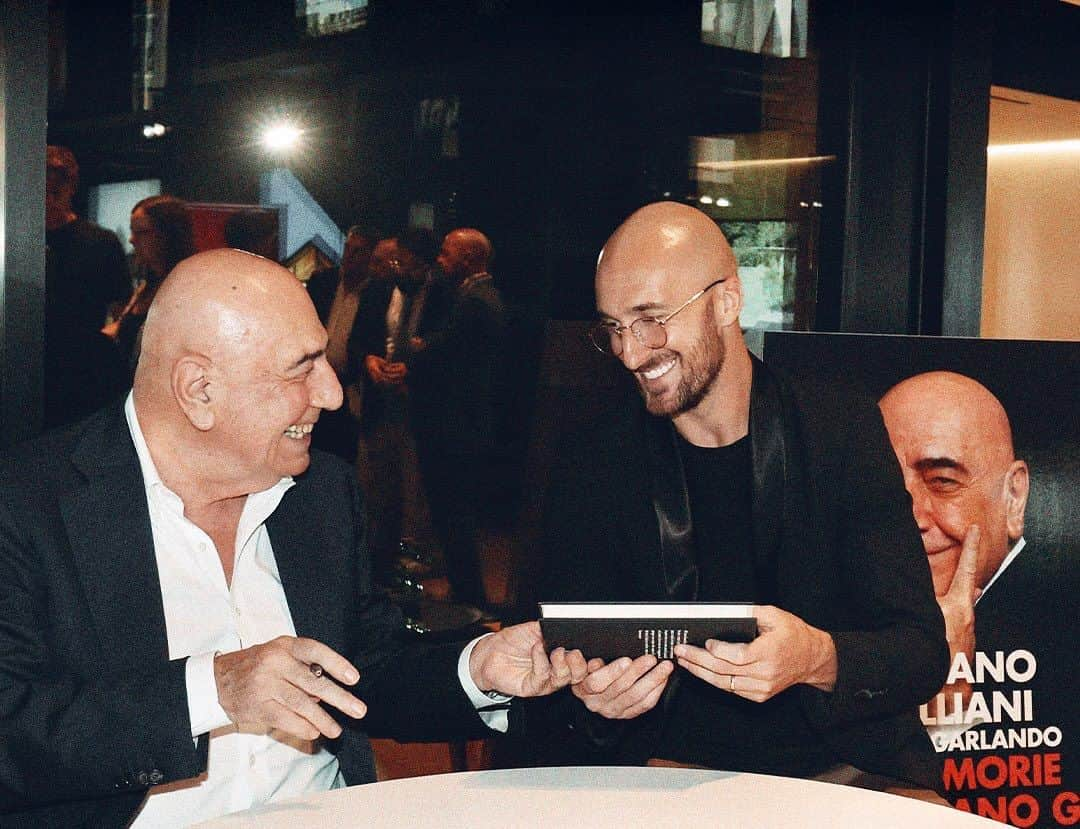 のインスタグラム：「Luca Caldirola che si fa autografare il libro "Le Memorie di Adriano G" dall'AD Adriano Galliani è la foto più brianzola che vedrete oggi ✍️⚪️🔴  #ACMonza #LaBrianzaCorreForte」