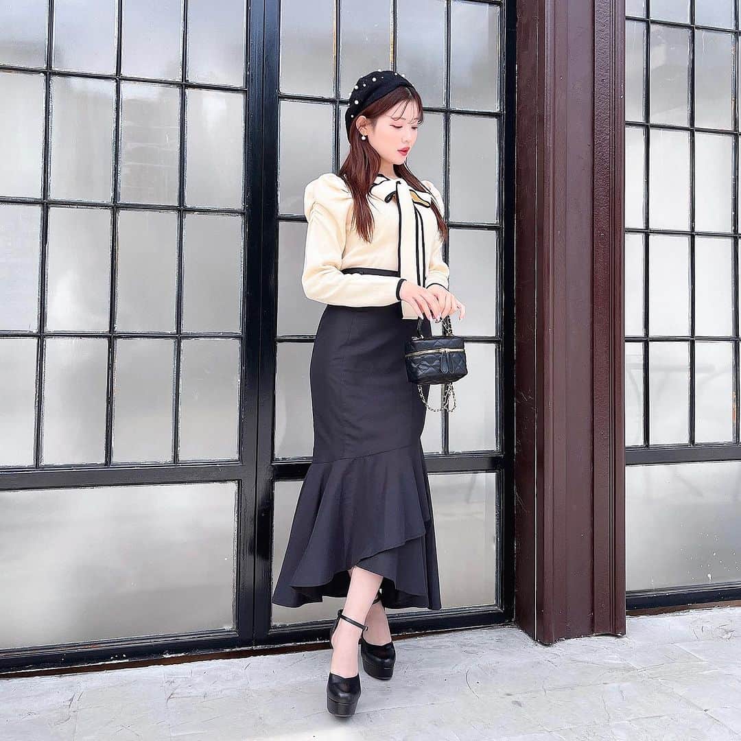 ミーアのインスタグラム：「【coming soon】  .__________________________________________.  ✔︎配色ボウタイパワショルニット ¥5,390(tax in) WHT/BLK/BORD  ▶︎10/20(Fri)発売予定  ✔︎ベルト付きヘムマーメイドスカート ¥8,690(tax in) BLK/BRN/BORD  ▶︎10/31(Tue)発売予定  .____________________________________________.  ZOZOTOWNをチェック▶︎▶︎▶︎  #miia #ミーア#低身長コーデ #小柄コーデ #ミニマムコーデ #152cmコーデ #150cmコーデ #きれいめコーデ #大人コーデ#フェミニン#韓国コーデ #韓国ファッション#秋コーデ #あざとコーデ #リボン#ガーリーコーデ #ボウタイトップス #ボウタイ #マーメイドスカート #ロングスカート #タイトスカート #オフィスコーデ」