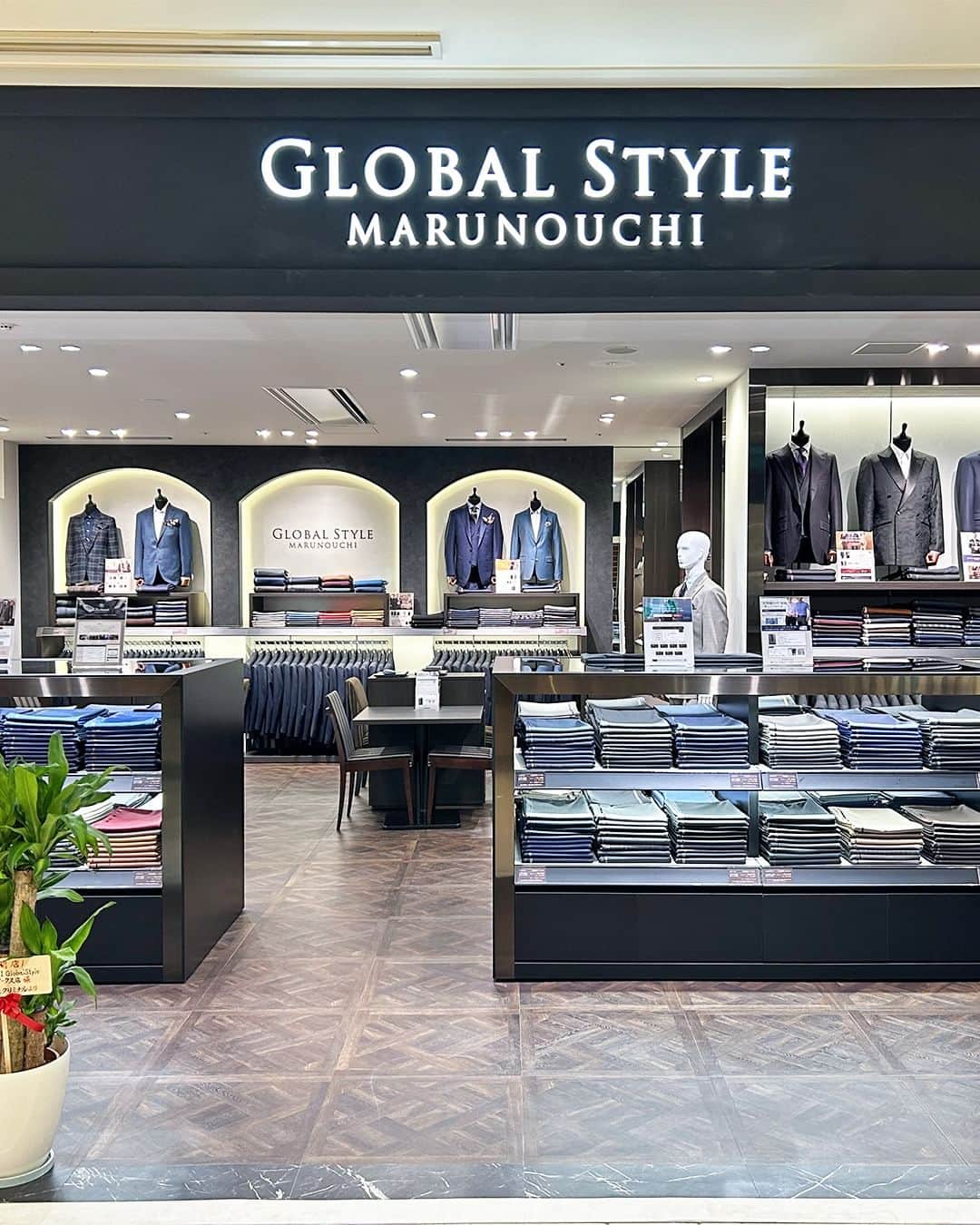 Global Style（グローバルスタイル）さんのインスタグラム写真 - (Global Style（グローバルスタイル）Instagram)「10月12日、南海なんば駅直結の複合商業施設・なんばパークスに「MARUNOUCHIグローバルスタイル なんばパークス店」がオープンいたしました！  なんばパークス店の魅力的なポイントをご紹介💡✨ ポイント①GS初となる #バーウィック の取り扱い！スーツとセットがおすすめ ポイント②なんばエリア初となるヴィンテージ生地の取り扱い！掘り出し物が多数入荷しております･･！ ポイント③関西最大級のサンプルの数！生地だけではイメージしにくいお客様も仕上がり品を確認できることで安心してご注文◎さらにプライベートフィッティングルームの広さも関西最大級🔎🌟 皆様のご来店をお待ちしております💐 * 【全店舗で開催】新店オープンフェア🎊 ★2着52,800円(税込)～（1着あたり26,400円～） さらに！高級オプション3,000円分プレゼント⭐️ 3着プランはもっとお得！ 10/31までの期間限定◎この機会にぜひご検討ください！ * 【オーダー専門店グローバルスタイルとは？】 ①業界最多の生地バリエーション ②選べるスーツモデルも業界最多10型以上！ ③本格オーダースーツが1着2万円台から！ * 豪華特典付きの期間限定のフェア開催中！ 詳しくは公式サイトにて ⇒ @globalstyle_jp * #グローバルスタイル #globalstyle #ginzaglobalstyle #スーツ #オーダースーツ専門店 #ordersuit #suitstyle #Suit #オーダースーツ #ビジネススーツ #スーツ着こなし #スーツ好きと繋がりたい #ビジネススタイル #なんば #スーツコーデ #なんばパークス #トルソー #スーツスタイル #シューズ #メンズシューズ #メンズスーツ #スーツ好き #ビジネスコーデ #ヴィンテージ生地」10月13日 18時30分 - globalstyle_jp