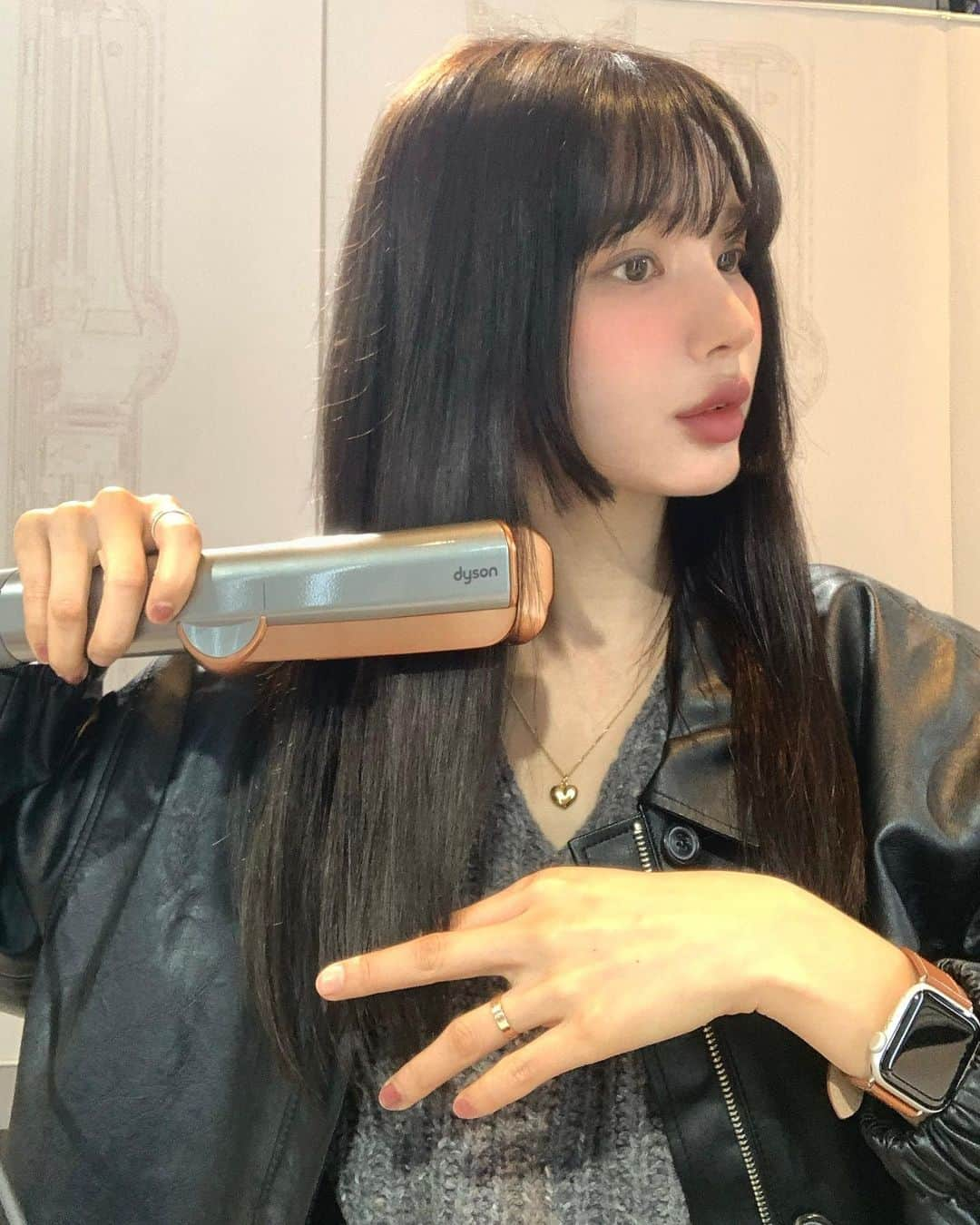 ディニさんのインスタグラム写真 - (ディニInstagram)「#광고 @dysonhair @dyson_kr 다이슨에서 3년만에 선보이는 헤어 케어의 4번째 신제품인 ‘다이슨 에어스트레이트’ 론칭 행사에 다녀왔어요. 🧚🏻‍♂️🌟 ㅤ 평소 잦은 염색과 최근 탈색까지 제 머릿결은 좋아질 틈이 없었고.. 그러다보니 아침에 말리는데만 20분이 넘게 걸리고 고데기로 스타일링까지하면 머리에만 쏟는 시간이 30분이 더 걸리더라구요... 🤢 ㅤ 그런 저에게 완전 신세계인 제품인 에어스트레이트의 등장.. 💡🪄💡 다이슨의 핵심 기술인 공기의 흐름으로 과도한 열로 인한 손상 방지와 모발 끊김을 줄여주고 모발 건조와 스타일링이 동시에 가능한 '젖은 모발’ 모드와  건조한 모발에 스타일링이 가능한 ’건조된 모발‘ 모드 이렇게 2가지라 헤어 니즈에 맞게 사용 가능한 점이 가장 좋더라구요!  ㅤ 역시나 다이슨... 이란 말이 나오던 윌 커 제품총괄의 설명과 김선우 원장님의 시연까지 완벽했던 오늘 론칭 행사장에서 wish list에 쏙 담았습니다. 🫶🏻 ㅤ ㅤ ㅤ ㅤ ㅤ ㅤ #Dysonairstraightstraightener #다이슨 #다이슨신제품 #다이슨에어스트레이트 #웻앤드라이스트레이트너 #dysonairstrait #셀프헤어 #긴머리 #헤어케어 #셀프스타일링」10月13日 18時31分 - keemdani