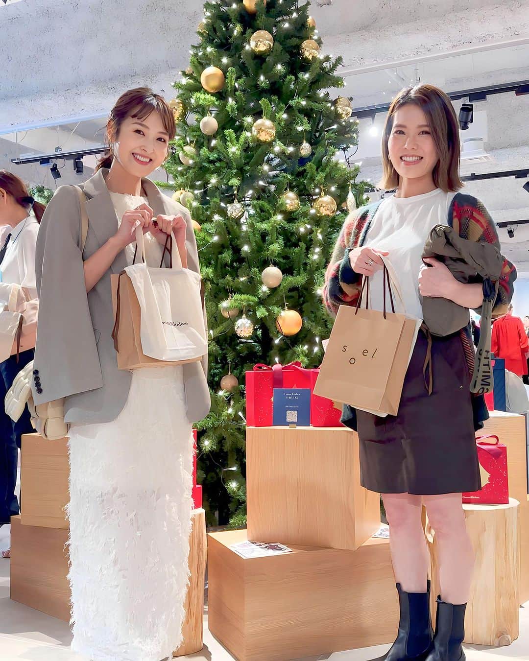 大西暁子のインスタグラム：「Cosme KitchenのWINTER EXHIBITIONへ🎄  一気に気持ちはクリスマスムード！  クリスマスのワクワク感と 溢れる新作のアイテム！という素敵な空間でした🥹❄️  1番大好きな季節 楽しむ準備もしなければ！🎅  　 @cosmekitchen  @makeupkitchen_official  @apotcare  @soel_oil  @sonnentor  @toonecosmetics   #コスメキッチン　#クリスマスコフレ #新作展示会  キャプションを入力…」