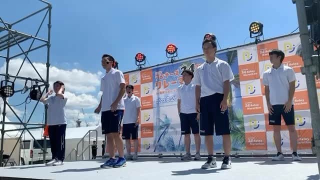 のインスタグラム：「スポーツ科学科2年生 夏の思い出編🌞🌴🌺 24時間リレーマラソンの走る前ウォーミングアップを担当しました！リズムと動的ストレッチを組み合わせ楽しくケガを防げるように頑張りました🙌✨  #大阪ハイテク #専門学校 #医療 #スポーツ #バイオ #再生医療 #人工知能 #授業 #実習 #アスレティックトレーナー #鍼灸師 #柔道整復師 #臨床工学技士 #バイオ技術者 #AIエンジニア #新大阪 #高校生 #部活」