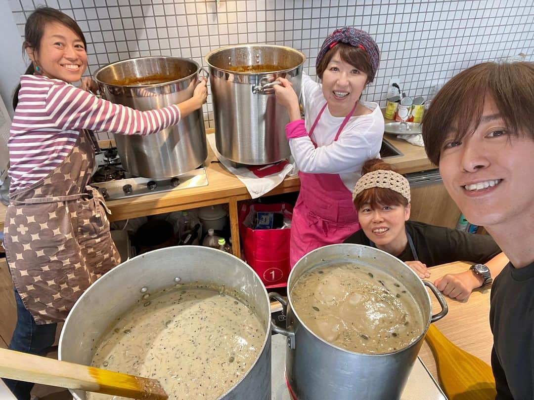 のインスタグラム：「タダイマ！カレー仕込み完了🍛✨・ ・ 強力な助っ人3人のお陰でスムーズに終える事ができました〜‼️・ ・ スタジオお貸し頂いた @ikuta_junko 先生、本当にありがとうございました😭・ ・ 野菜の切れ端と鶏皮で取ったお出汁とナンプラーが決め手の“スパイシーチキンカレー”＆あんこと白味噌でまろやか“白っぽいダールカレー”のあいがけ。一杯800円です✨・ ・ 一日200杯、二日間で400杯限定です。販売時間は10時〜15時まで。一時間で40杯ずつ区切りますので、午後から来る方にもお楽しみ頂けると思います。ご安心下さいませ〜👍・ ・ 小石原焼き小野窯元さんとのコラボセットも宜しくお願いします🤲・ ・ ・ #カラフルフェス2023 #タダイマ !  #RKB  #カレー探偵たける #TAKERU #たける  #ボイジャー #ウルトラマン #エントリーサービスプロモーション」