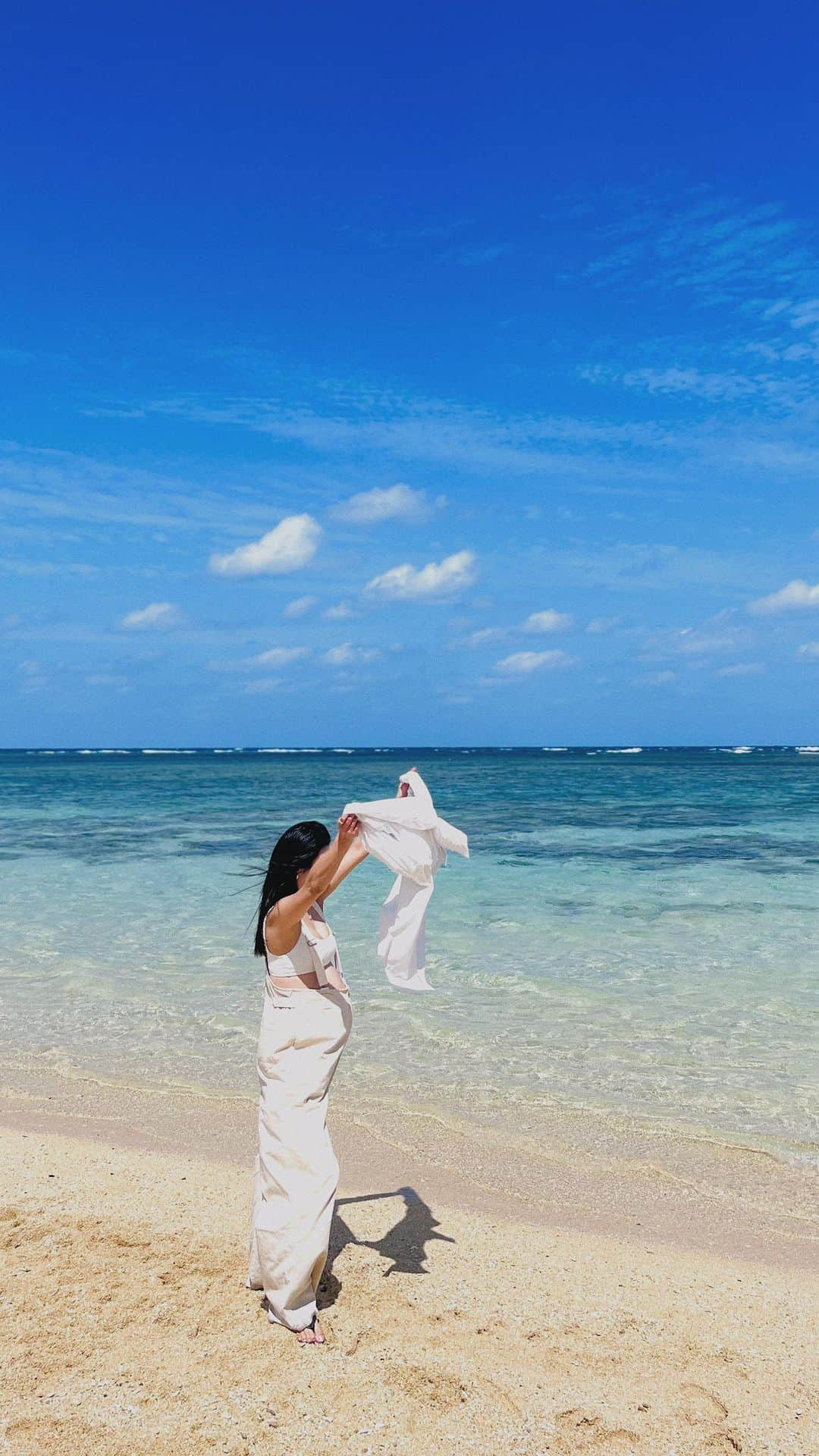 佐藤有里のインスタグラム：「. miyako beach🐚 . . この旅で体重激増して載せるのためらったけどまぁこれも記念に🦭🦭🦭。 ついにまるお30週入りました〜✌️ . . #30w5d#miyakoblue」