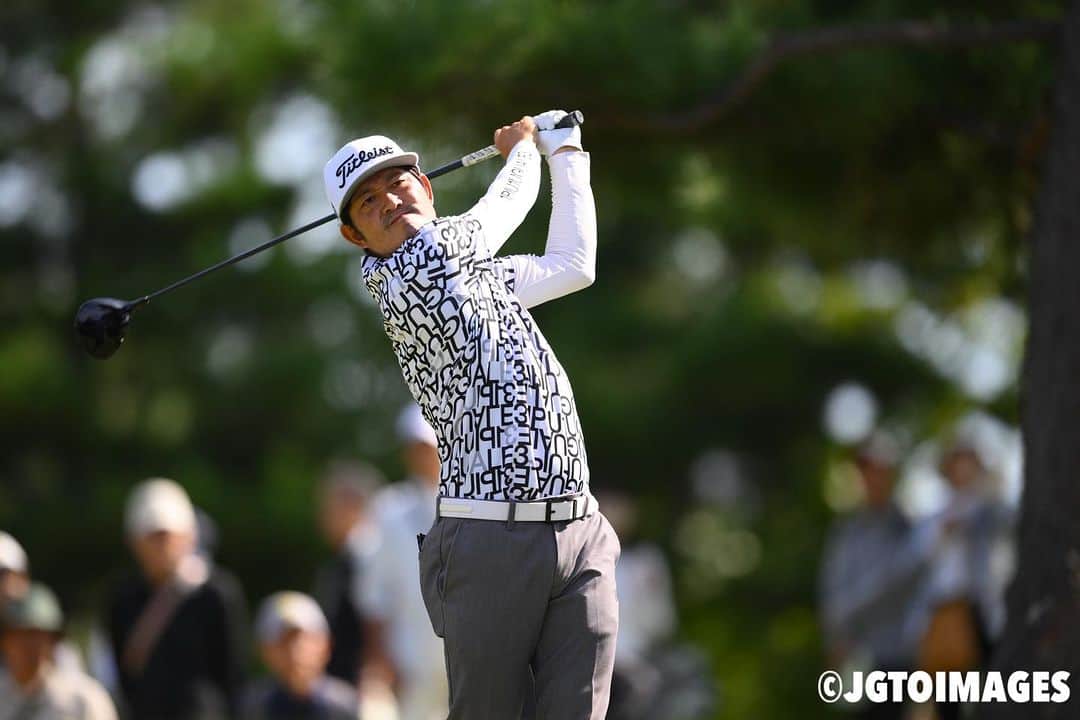  JGTO 男子プロゴルフツアーのインスタグラム：「「日本オープンゴルフ選手権」第2ラウンド⛳️  44歳の貞方章男と今季すでに2勝を挙げている23歳中島啓太がトータル4アンダーのトップタイで決勝ラウンドに進出⭐️  貞方はプロ転向23年目でのツアー初勝利、中島は今季3勝目を目指します🔥  @japangolfassociation @japanopengolf #jgto  #jga #nhk #golftournament  #男子ゴルフ #日本オープン #茨木カンツリー倶楽部 #貞方章男 #中島啓太」