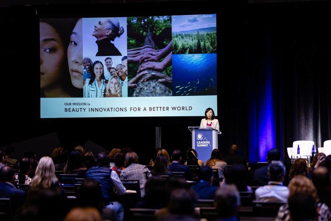 資生堂 Shiseido Group Shiseido Group Official Instagramさんのインスタグラム写真 - (資生堂 Shiseido Group Shiseido Group Official InstagramInstagram)「Akiko Nakamura, Vice President of Sustainability Strategy Acceleration department at Shiseido group, introduced Shiseido group's efforts to address climate change and actions toward net zero at UN Global Compact Leaders Summit 2023 in New York.  "In line with our corporate mission of ‘BEAUTY INNOVATIONS FOR A BETTER WORLD’, we are committed to realizing a sustainable world where everyone can enjoy a lifetime of happiness through the power of beauty. The impact of climate change, such as extreme weather events, is increasing in severity every year. To reduce the environmental footprint caused by our business, we, at Shiseido group, are implementing various initiatives. As part of our response to climate change, we are aiming for net-zero by 2050 and have set science-based targets for 2030 in a bid to reduce CO2 emissions throughout our value chain. As concrete actions, for example, we have completed our transition to renewable electricity at all our domestic and international factories, achieving 100% carbon neutrality in electricity. We are also promoting the expansion of refillable containers that contribute to plastic reduction, while also as encouraging customers to use them," she explained.  Please refer to the link for more details. https://corp.shiseido.com/sustainabilityreport/en/2022/  先日ニューヨークで開催された「国連グローバルコンパクトリーダーズサミット2023」に、資生堂サステナビリティ戦略推進部長の中村亜希子が登壇し、資生堂の気候変動におけるネットゼロに向けたアクションについて紹介しました。  「私たちは、企業使命“BEAUTY INNOVATIONS FOR A BETTER WORLD（美の力でよりよい世界を）”のもと、美の力を通じて人々が幸福を実感できる、サステナブルな社会の実現を目指しています。異常気象などの気候変動の影響は年々その深刻度を増しています。事業が及ぼす環境負荷を軽減するため、資生堂はさまざまな取り組みをしています。 気候変動問題への対策として、2050年ネットゼロを目指し、2030年に向けてサイエンスベースで削減目標を設定し、バリューチェーン全体でのCO2排出量削減を目指しています。例えば、資生堂では国内外のすべての工場で電力の再生可能エネルギーへの切り替えを完了し、電力の100%カーボンニュートラルを達成しました。また、国内外でプラスチック削減に寄与する『つめかえ・つけかえ』容器の拡充とお客さまへの利用を促すプロモーションを推進しています。」と語りました。  詳細はこちらをご覧ください https://corp.shiseido.com/sustainabilityreport/jp/2022/  #unglobalcompact  #shiseido  #beautyinnovationsforabetterworld」10月13日 18時40分 - shiseido_corp