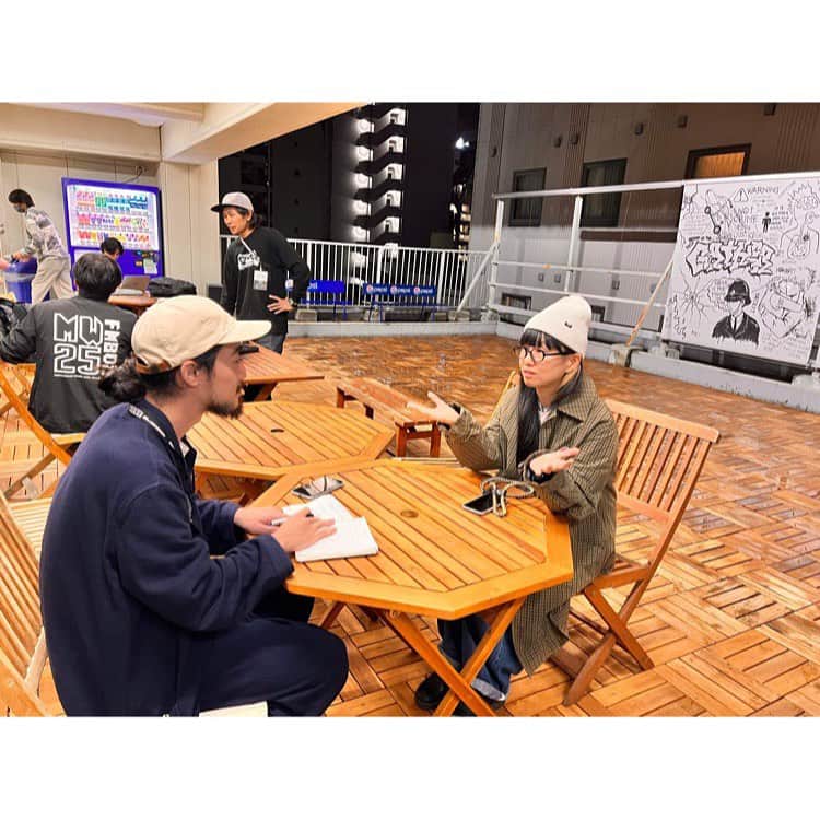 土井コマキのインスタグラム：「腹立つポーズと、可愛いポーズ 取材受けまして、また報告しますね。」