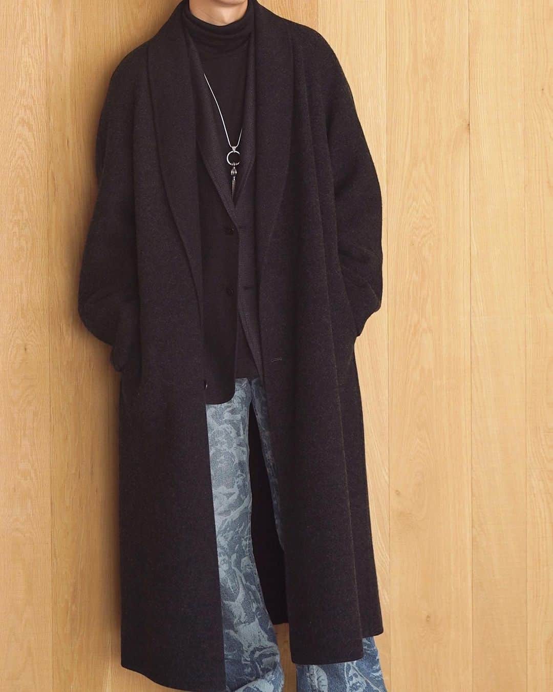 げんじさんのインスタグラム写真 - (げんじInstagram)「coat style  ロングコートから覗かせるブルーデニム、ジャケットとのレイヤード、冬のスタイリング楽しいな👨🏻‍💻  coat #lidnm coming soon jacket #lidnm knit #lidnm pants #dairiku pierce #llife necklace #tiffany shoes #ourlegacy  #メンズファッション #ファッション #秋服 #秋冬 #今日のコーデ #今日の服 #fashion #mensfashion #coat #denim #23aw #23fw #winter #ootd #outfit #styling #패션 #스타일 #코디 #옷스타그램 #데일리룩 #오오티디 #데일리룩 #스타일링 #아웃핏 #코디」10月13日 18時41分 - genji_official_
