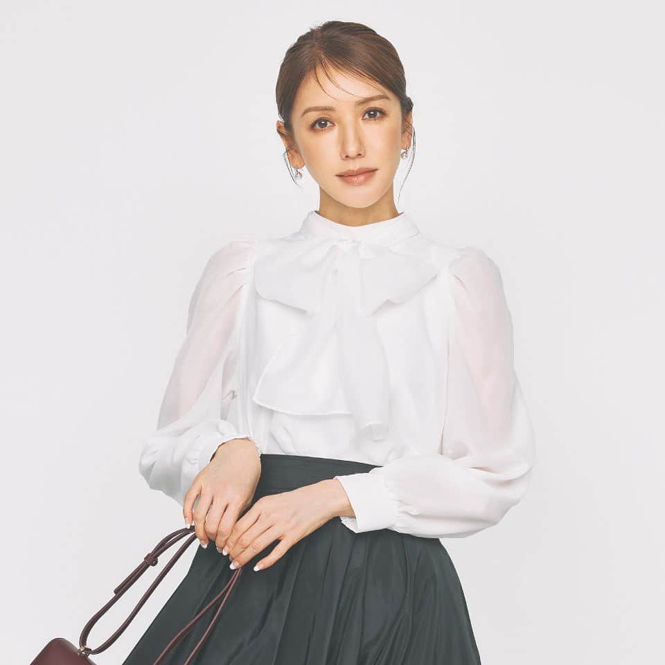 celford_officialのインスタグラム：「【PRE ORDER】 ⁡ 2023 WINTER COLLECTION ⁡ blouse ¥16,500 ◆発売中 ⁡ skirt ¥17,600 ◆12月下旬発売予定 ⁡ プロフィールのリンクよりご覧頂けます。 ⁡ ⁡ #CELFORDAW23 #celford #セルフォード」